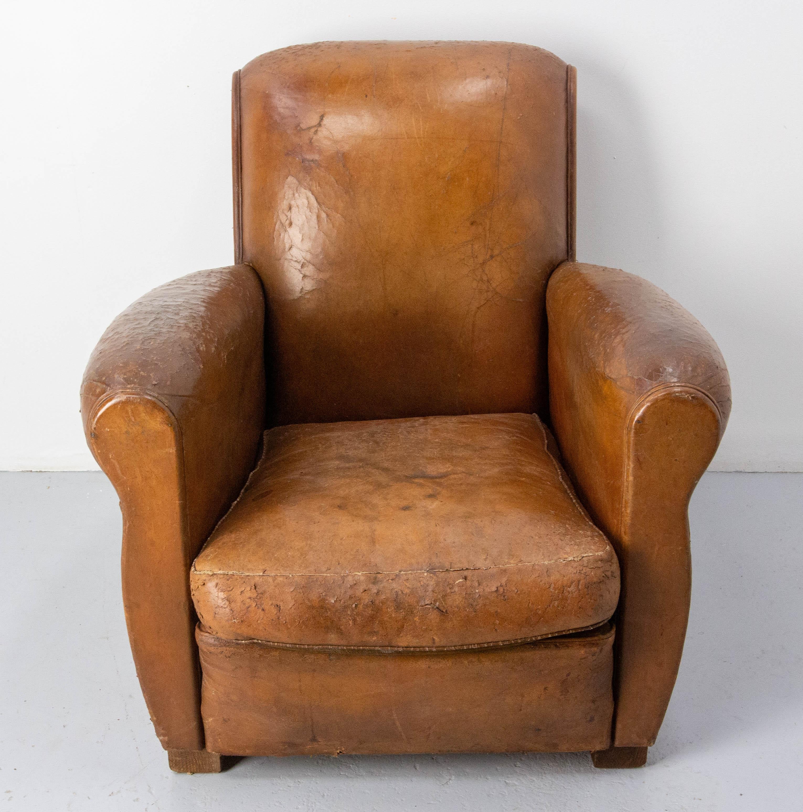 Fauteuil club armchair French. Cognac Leather
Antique, circa 1930
This armchair was for a time used by the cats of the family, This is why we call it 