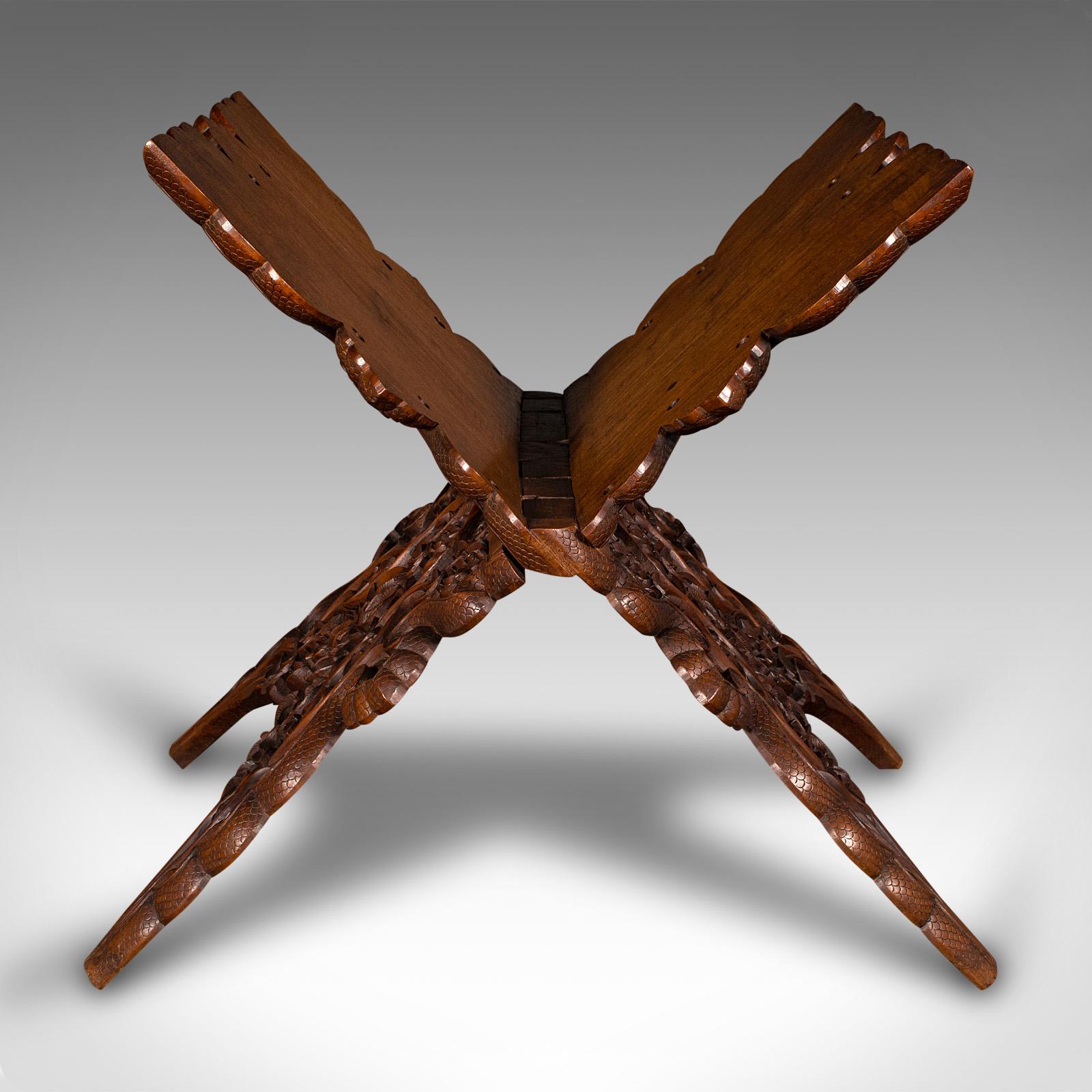 
Questo è un antico portariviste da club lounge. Poggia libri pieghevole in teak intagliato birmano, risalente al tardo periodo vittoriano, circa 1900.

Un arredamento e una forma sorprendenti per questo affascinante leggio.
Presenta una patina