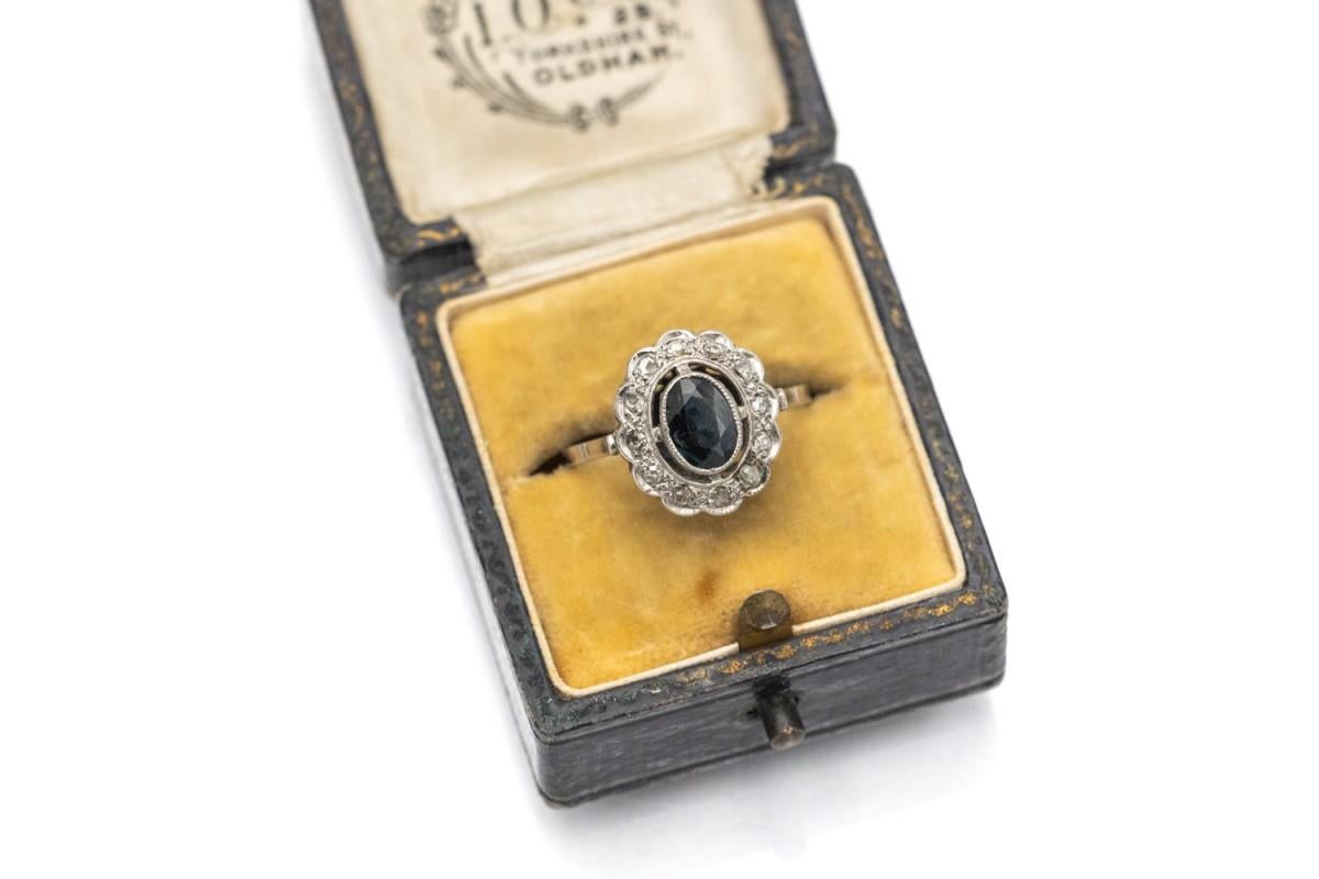 Un anello antico e senza tempo realizzato in platino 0,950.

Origine: Europa occidentale, metà del XX secolo

Il punto centrale è uno zaffiro naturale del peso di circa 0,70 carati.

Zaffiro circondato da diamanti in taglio vecchio 8/8 con un peso