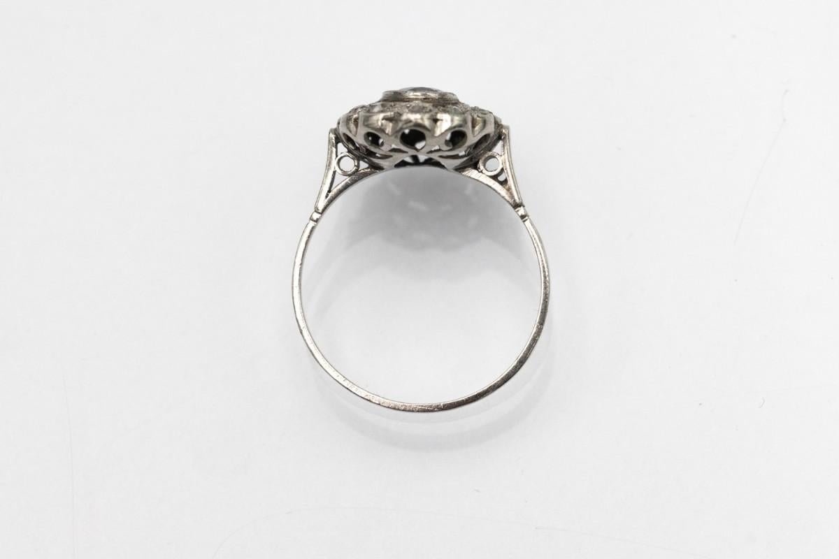 Anello antico in platino a grappolo con zaffiro e diamanti, inizio XX secolo in vendita 1