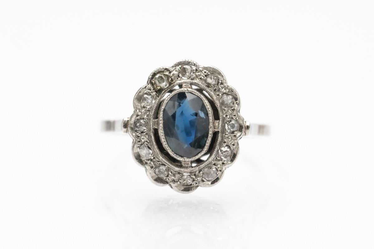 Anello antico in platino a grappolo con zaffiro e diamanti, inizio XX secolo in vendita 2