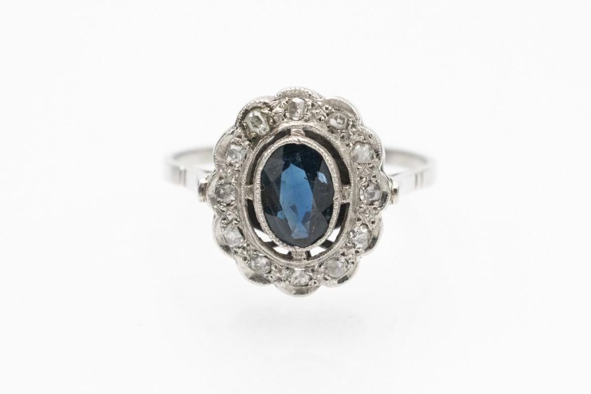 Anello antico in platino a grappolo con zaffiro e diamanti, inizio XX secolo