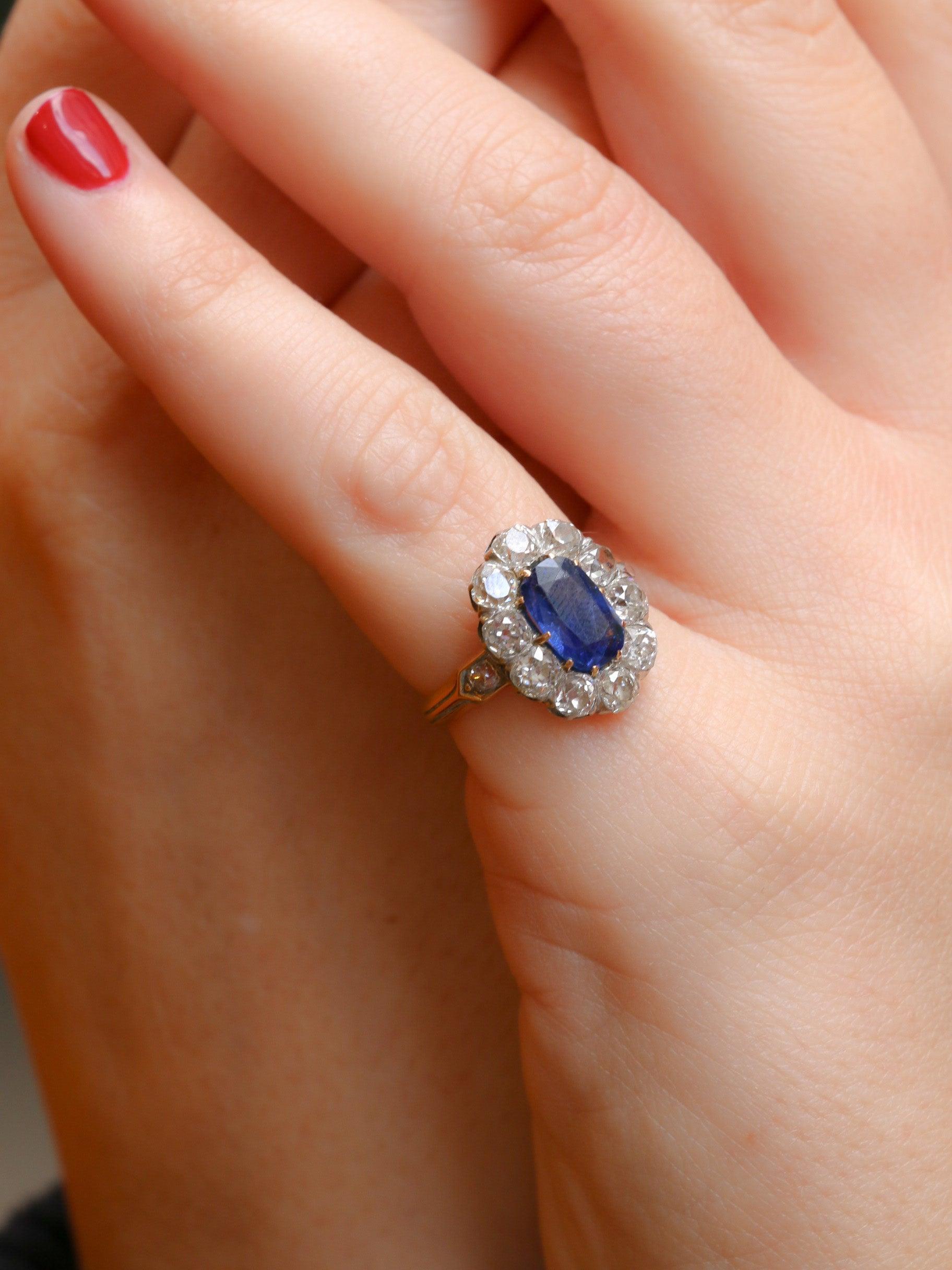 Bague saphir diamant or rose

Bague en or rose 18k (750°/°°) sertie en son centre d'un saphir coussin de Ceylan bleu intense non chauffé pesant 1,72 carats (8,91x5,64x3,47mm) dans un entourage de diamants taille ancienne pour un poids total