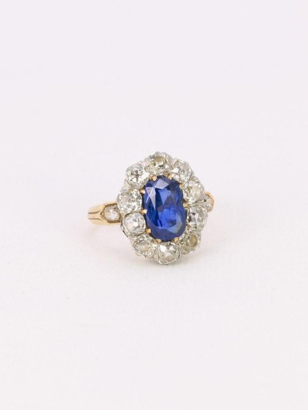 Bague à grappes ancienne en or rose avec saphir coussin et diamants en vente 2