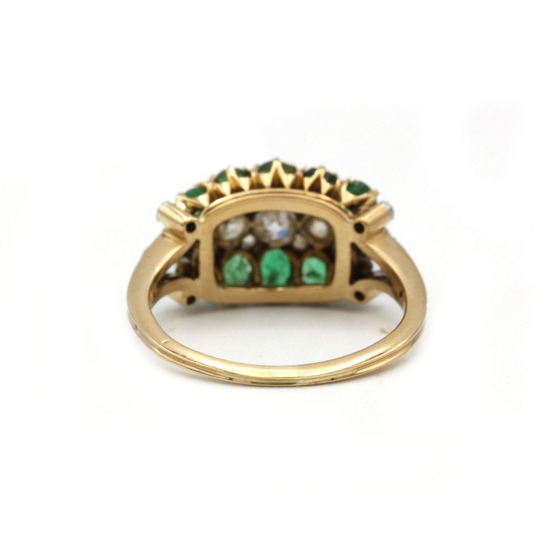 Bague grappe ancienne en or jaune avec émeraudes et diamants taille ancienne Bon état - En vente à MONTMORENCY, FR