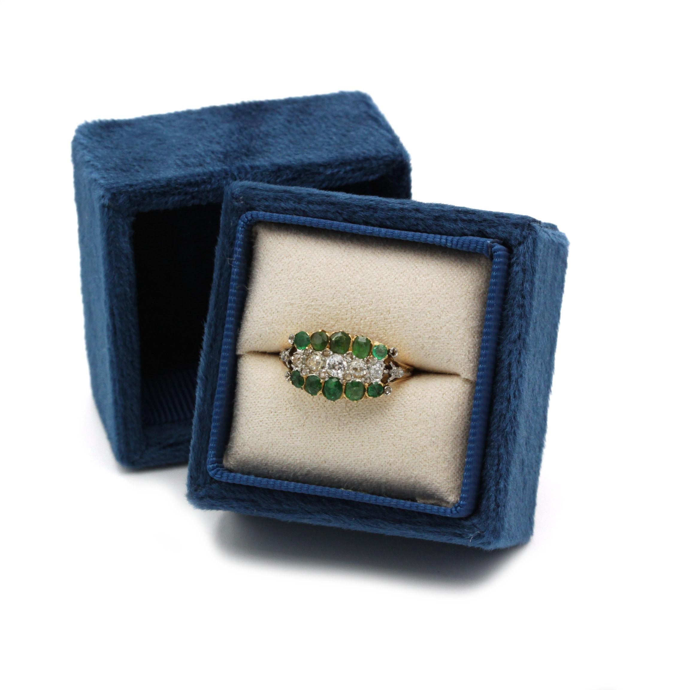 Bague grappe ancienne en or jaune avec émeraudes et diamants taille ancienne Pour femmes en vente