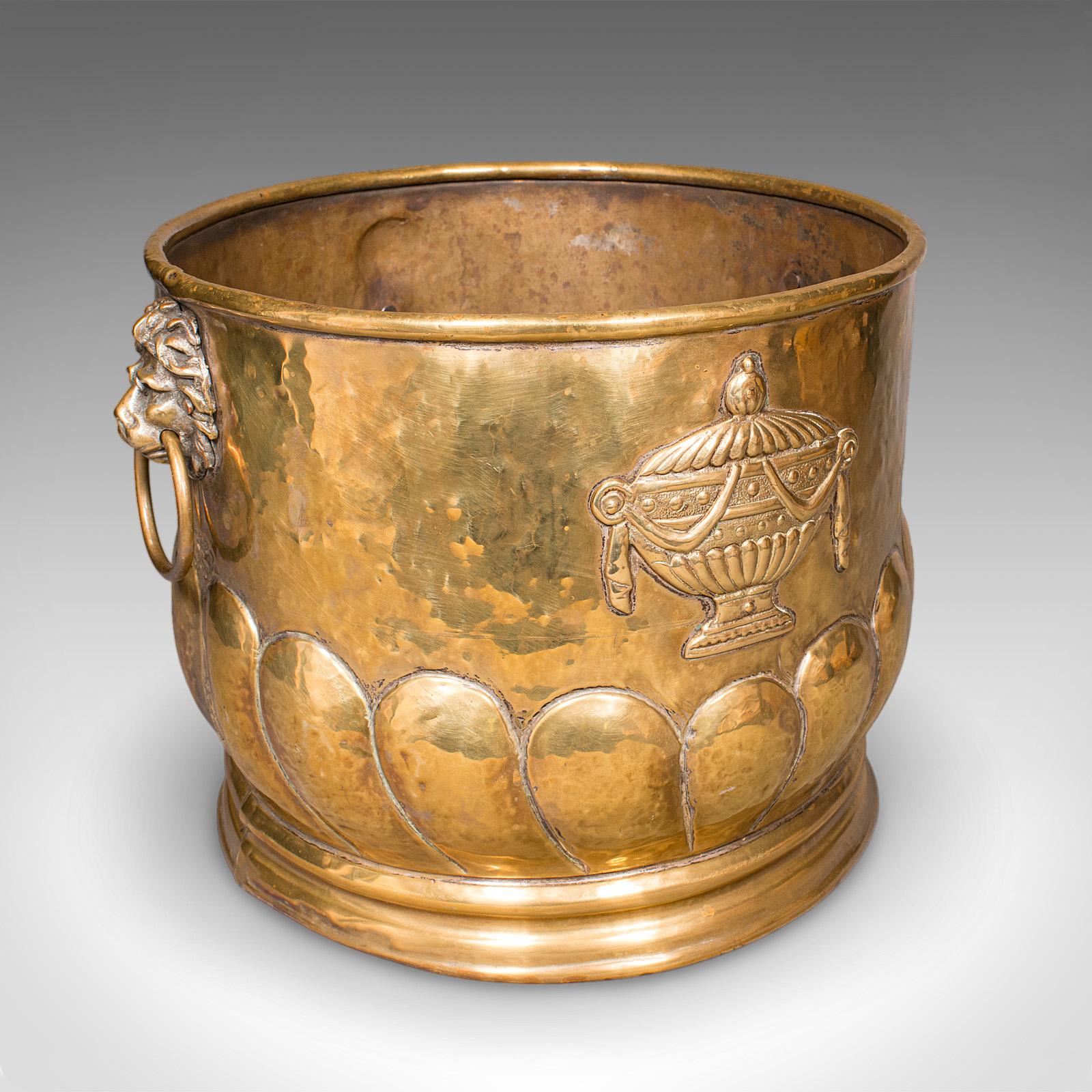 Se trata de un antiguo cubo de carbón. Cesta de combustible francesa de latón pulido, de gusto Art Nouveau, de finales de la época victoriana, hacia 1890. Un ejemplo fascinante y decorativo, rico en interés figurativo y foliado.

Encantadora