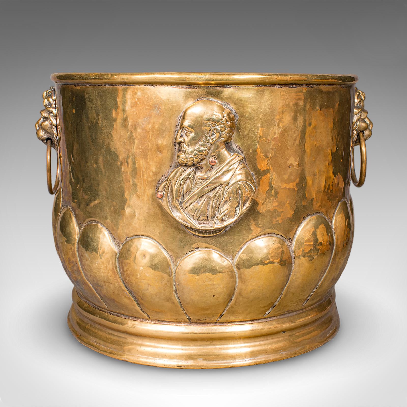 Antiguo Cubo de Carbón, Latón Francés, Cesta de Combustible para Chimenea, Petrus Ramus, Victoriano Victoriano tardío en venta