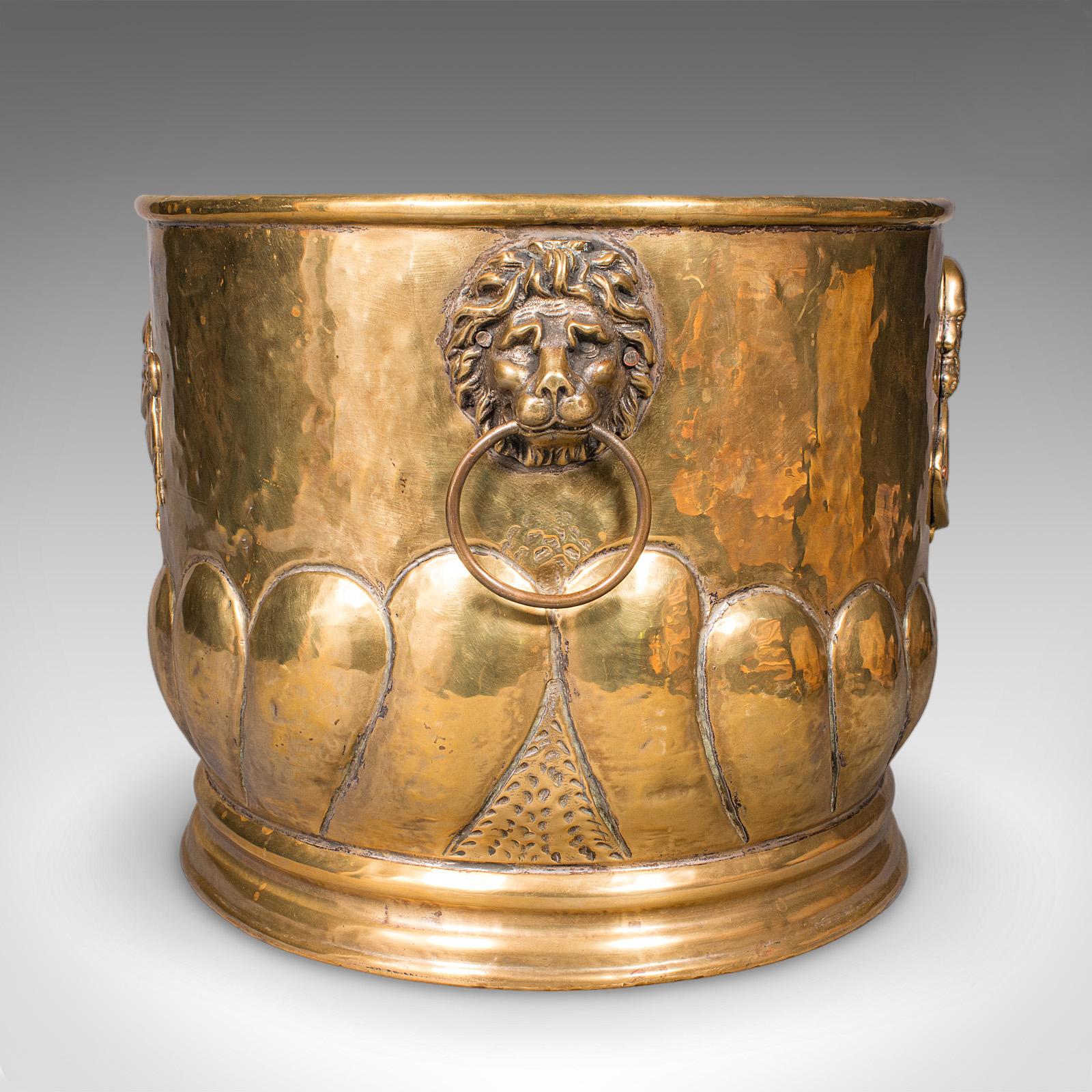 Antiguo Cubo de Carbón, Latón Francés, Cesta de Combustible para Chimenea, Petrus Ramus, Victoriano en Bueno estado para la venta en Hele, Devon, GB