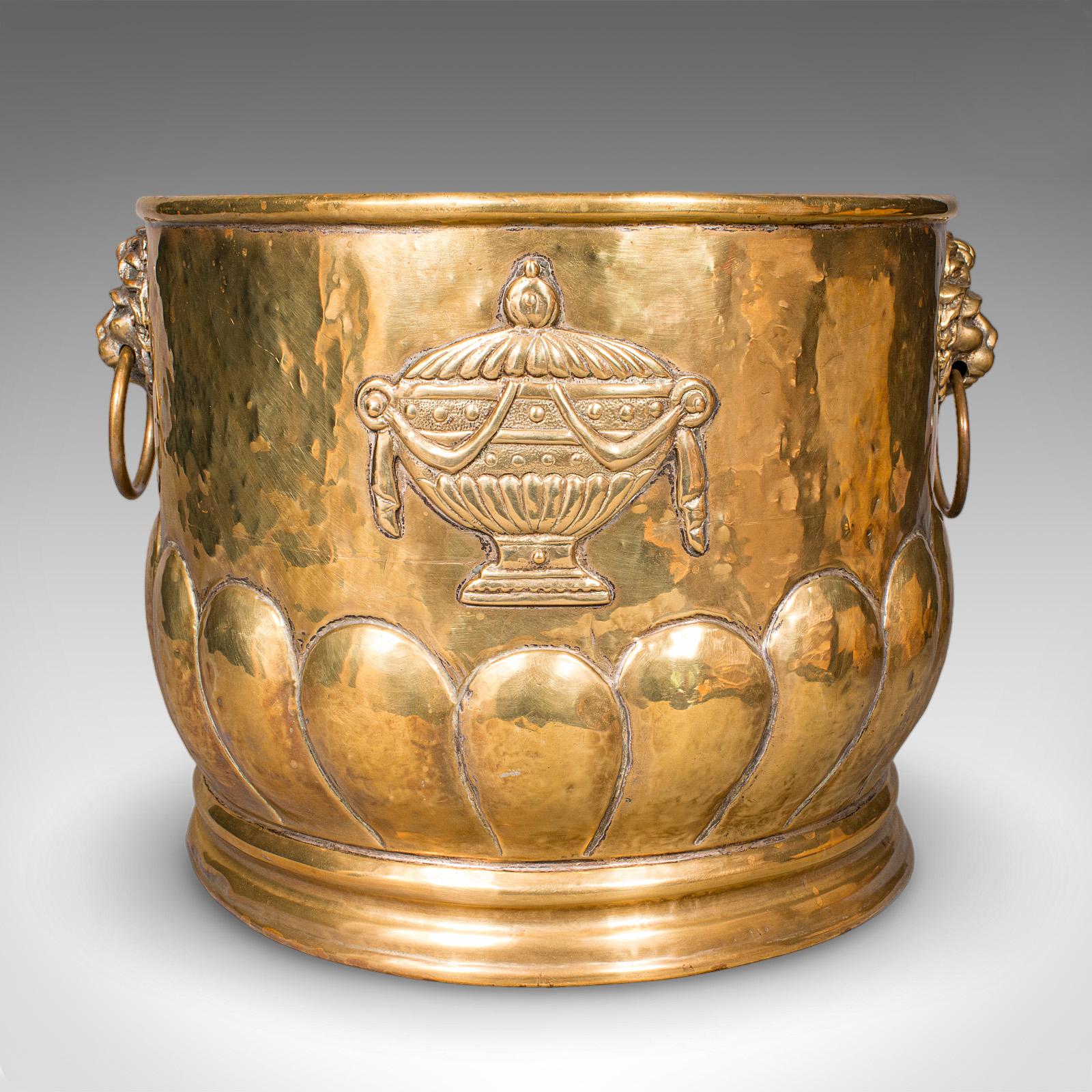 Antiguo Cubo de Carbón, Latón Francés, Cesta de Combustible para Chimenea, Petrus Ramus, Victoriano siglo XIX en venta