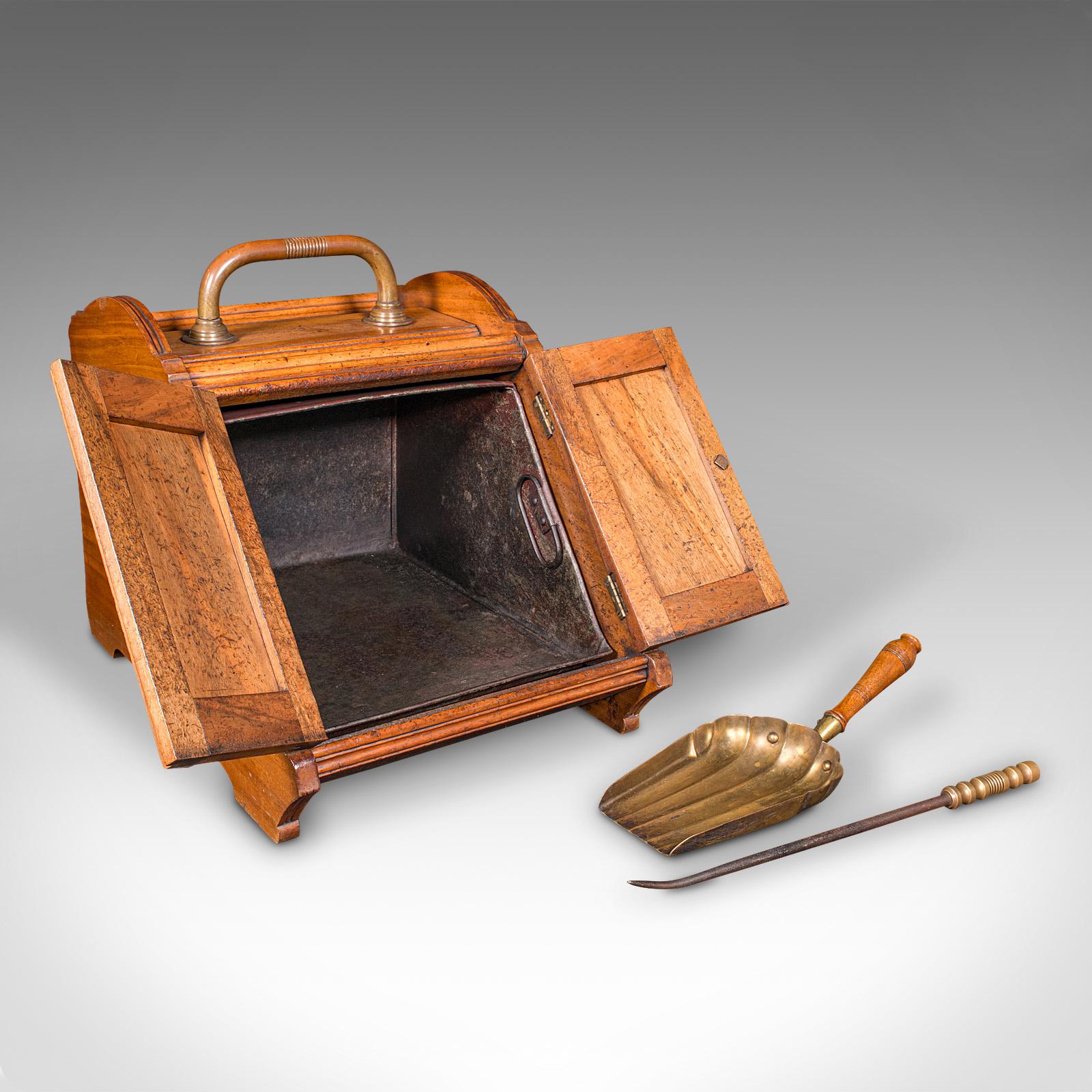 Dies ist ein entzückendes antikes Kohlenpurdonium. Ein schottischer Kaminspeicher aus Nussbaumholz mit Messingbeschlägen und Werkzeugen aus der viktorianischen Zeit, um 1860. Ein charmanter und praktischer Begleiter am Kamin, reich an traditionellem