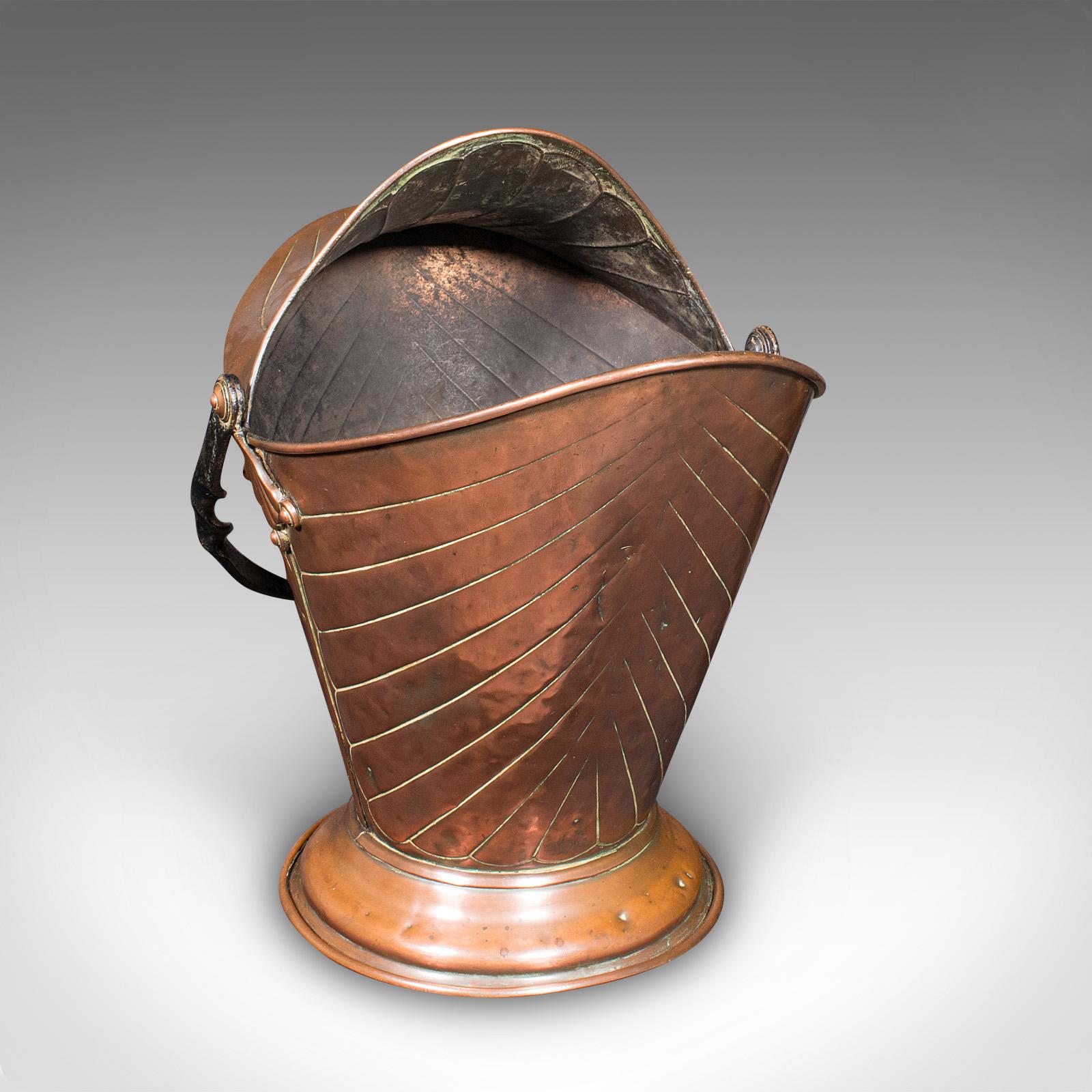 Se trata de una carbonera antigua. Un cesto de combustible inglés, de cobre y hierro forjado, de gusto Art Nouveau, de finales de la época victoriana, hacia 1900. Un ejemplo deliciosamente decorativo, ideal para complementar la más elegante de las