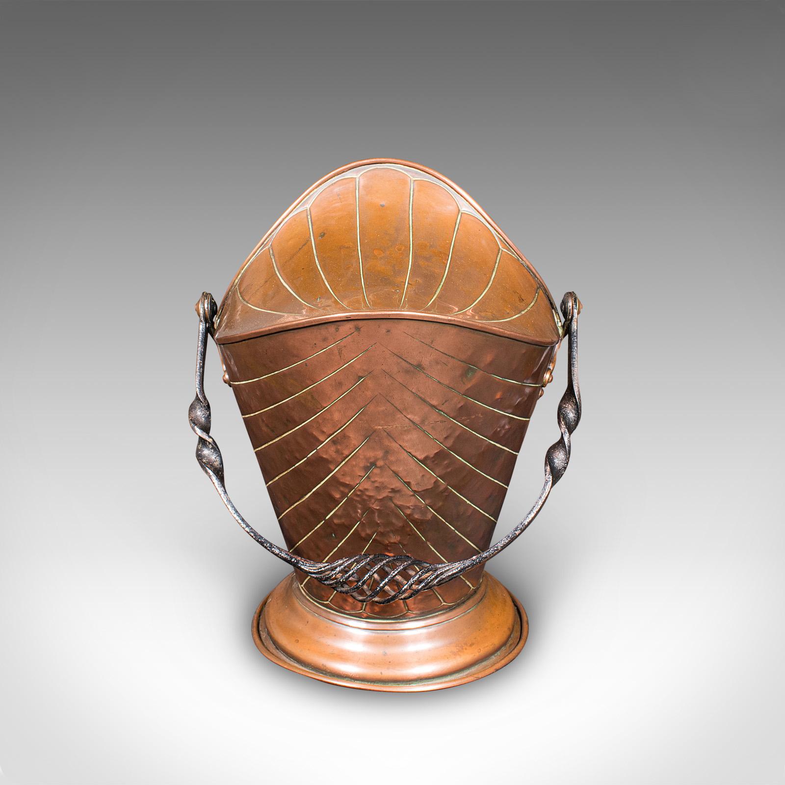 Antique Coal Scuttle, Inglés, Cobre, Cesta de la chimenea, Art Nouveau, Victoriano en Bueno estado para la venta en Hele, Devon, GB