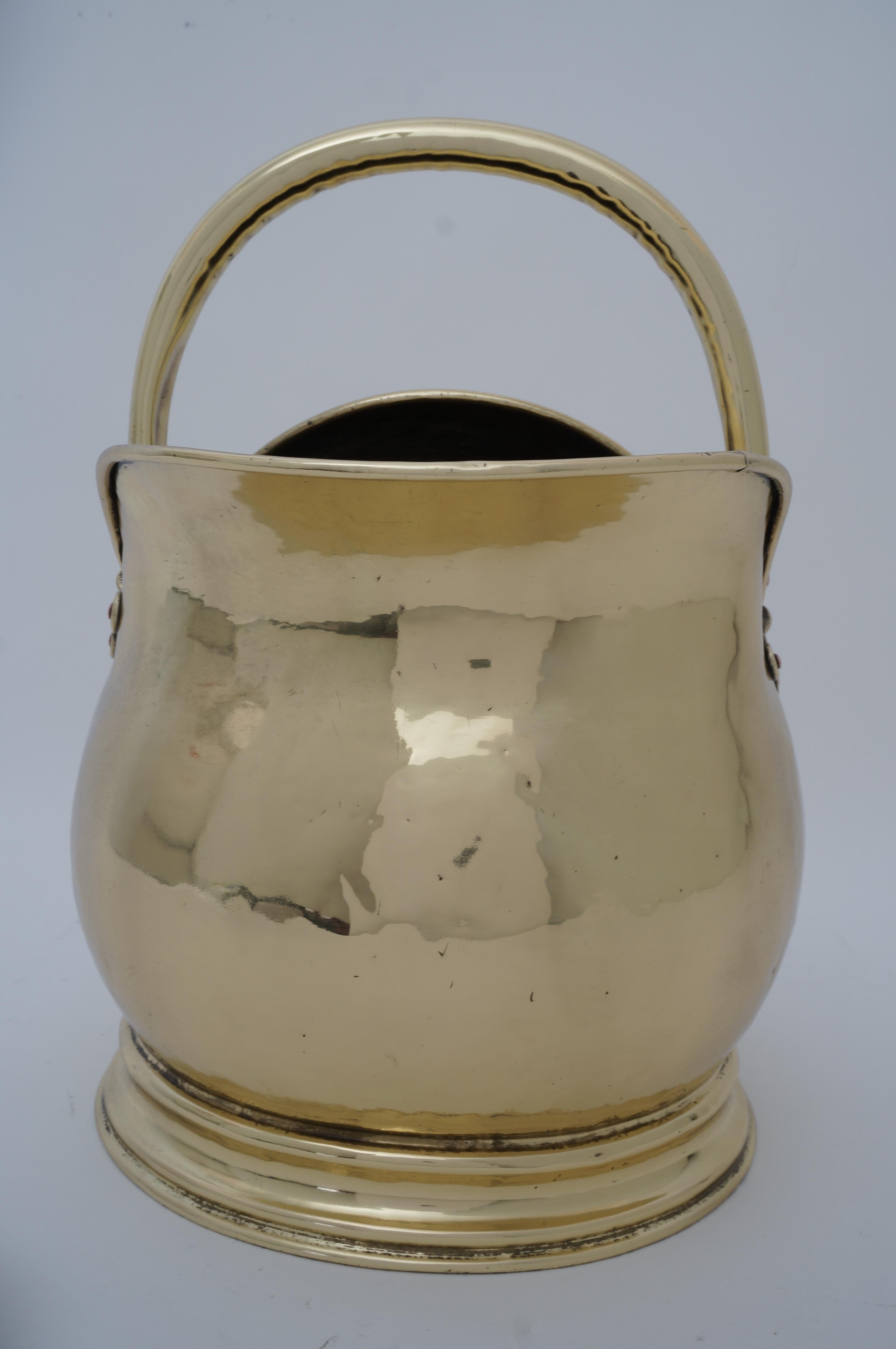Antiker antiker Kohleflaschenhalter aus poliertem Messing für Feuerholz (Frühviktorianisch) im Angebot