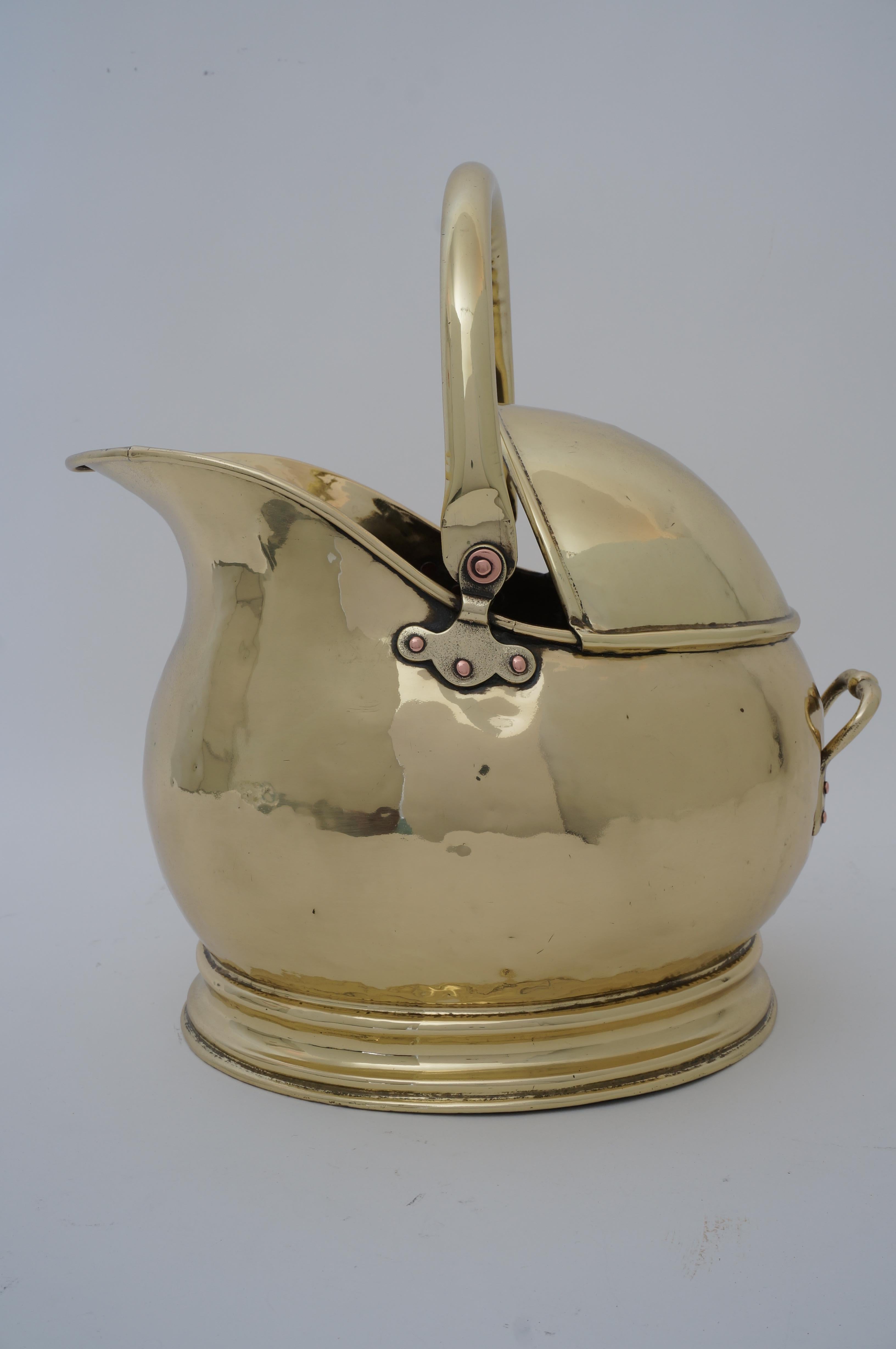 Antique Coal Scuttle Polished Brass for Firewood Holder In Good Condition For Sale In West Palm Beach, FL