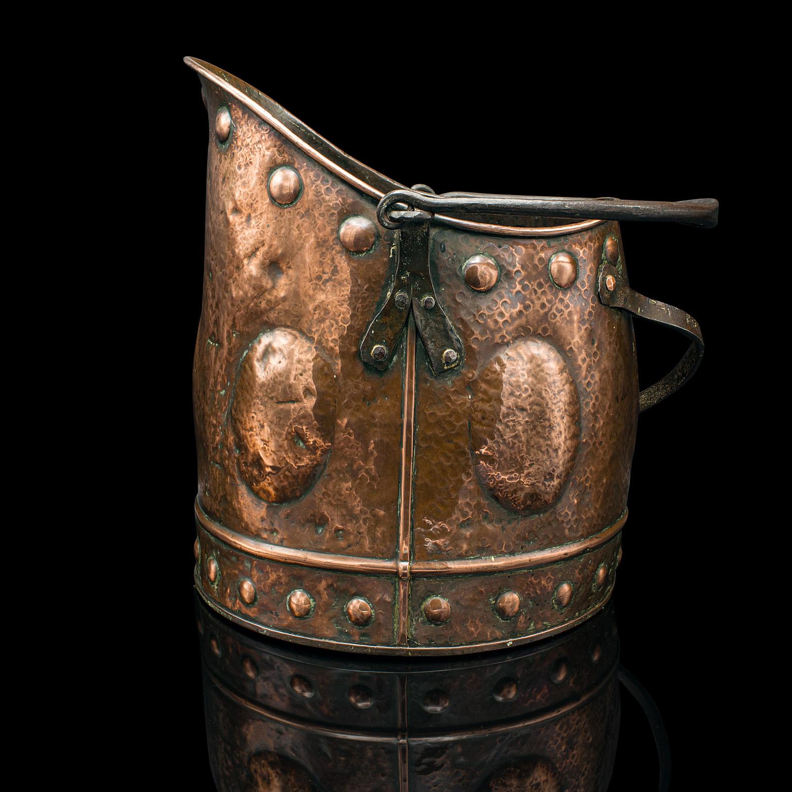 Victorien Bouteille de charbon antique, cuivre écossais, boîte de cheminée, période esthétique, victorienne en vente