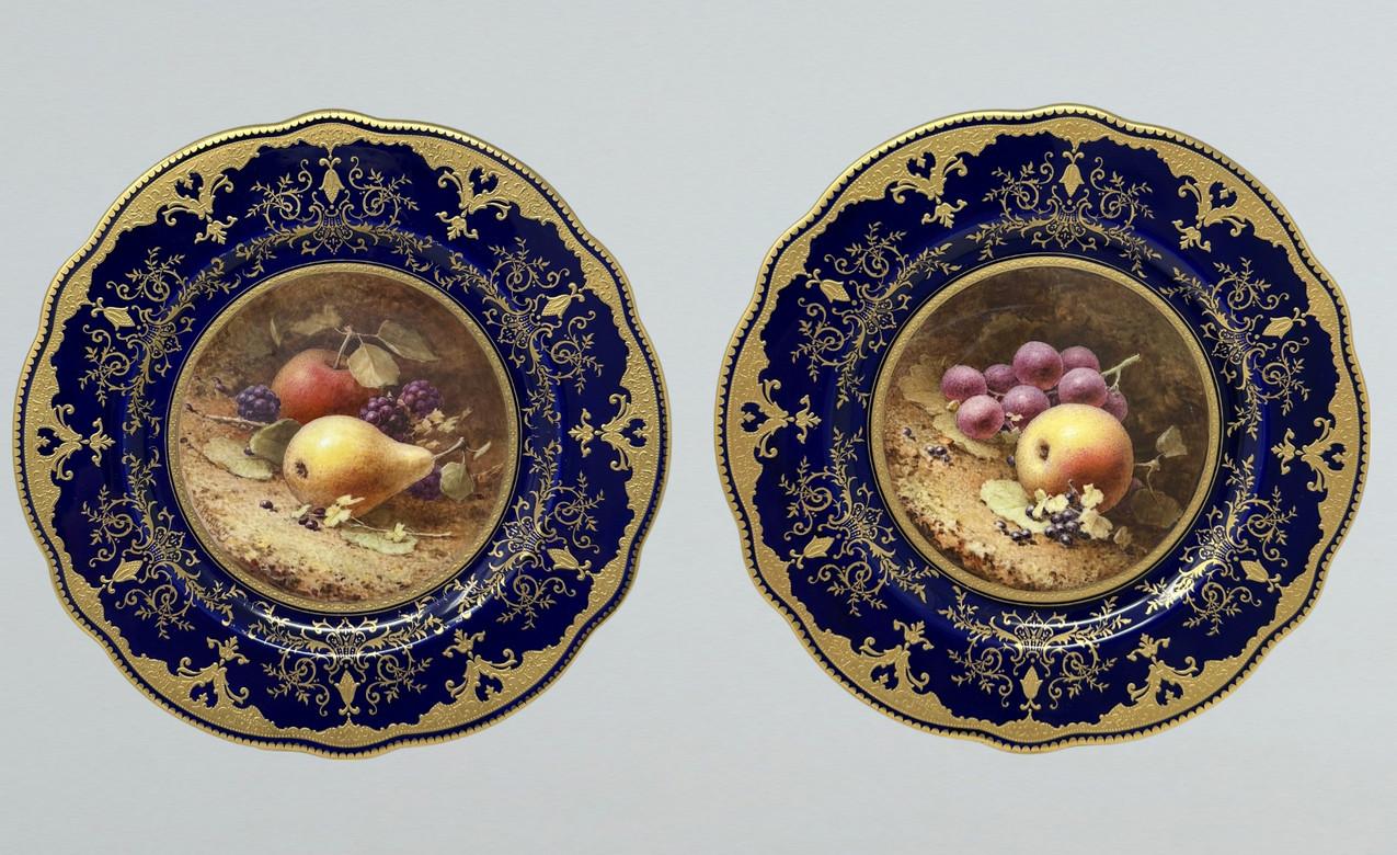 Impresionante y bastante raro Par de Platos de Gabinete o de Pared de Porcelana Inglesa Coalport Pintados a Mano Naturaleza Muerta de Frutas, decorados a mano por el renombrado Artista Inglés Frederick H Chivers, de extraordinaria calidad y gran