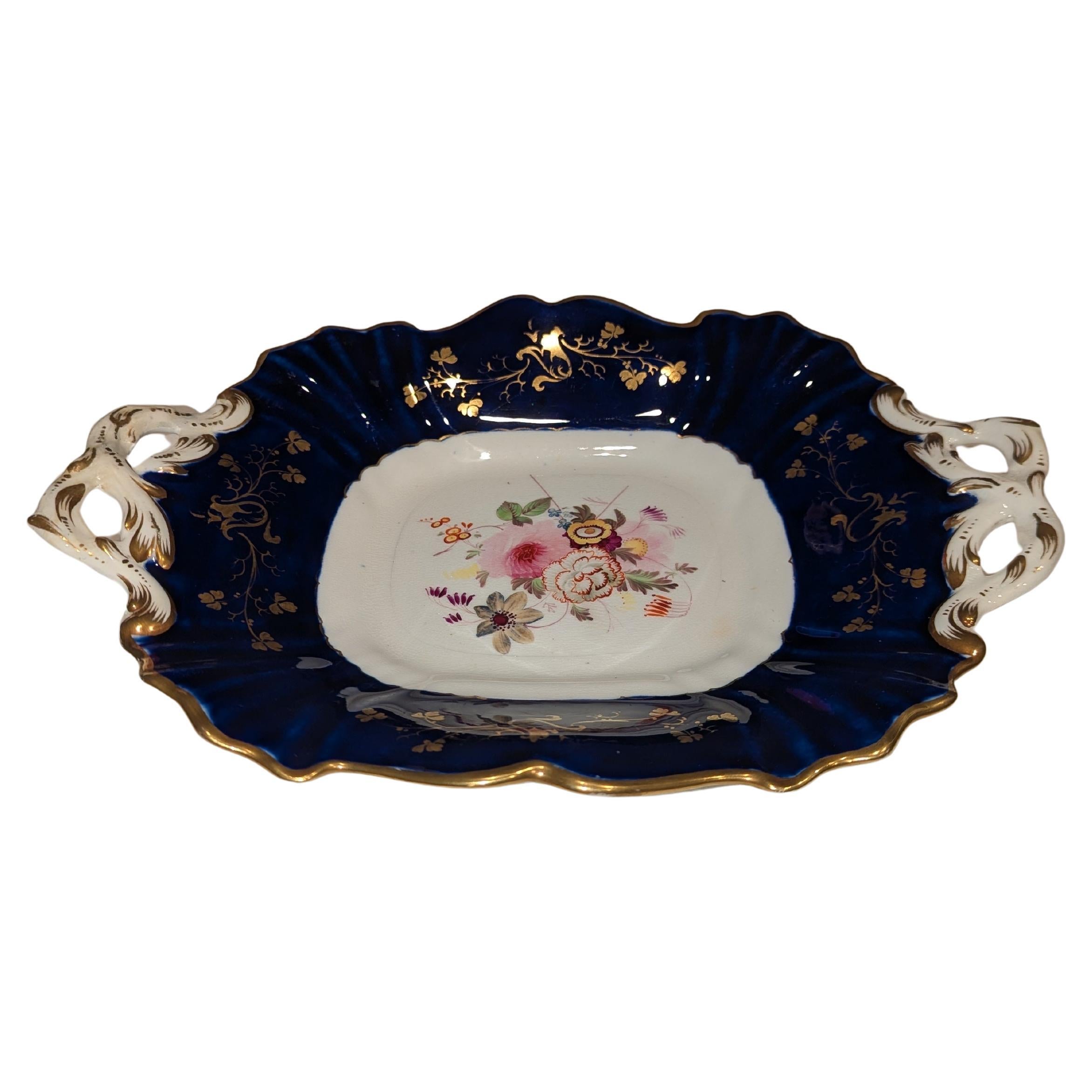 Bandeja con asa antigua de Coalport azul cobalto y dorada con motivos florales Rococó en venta