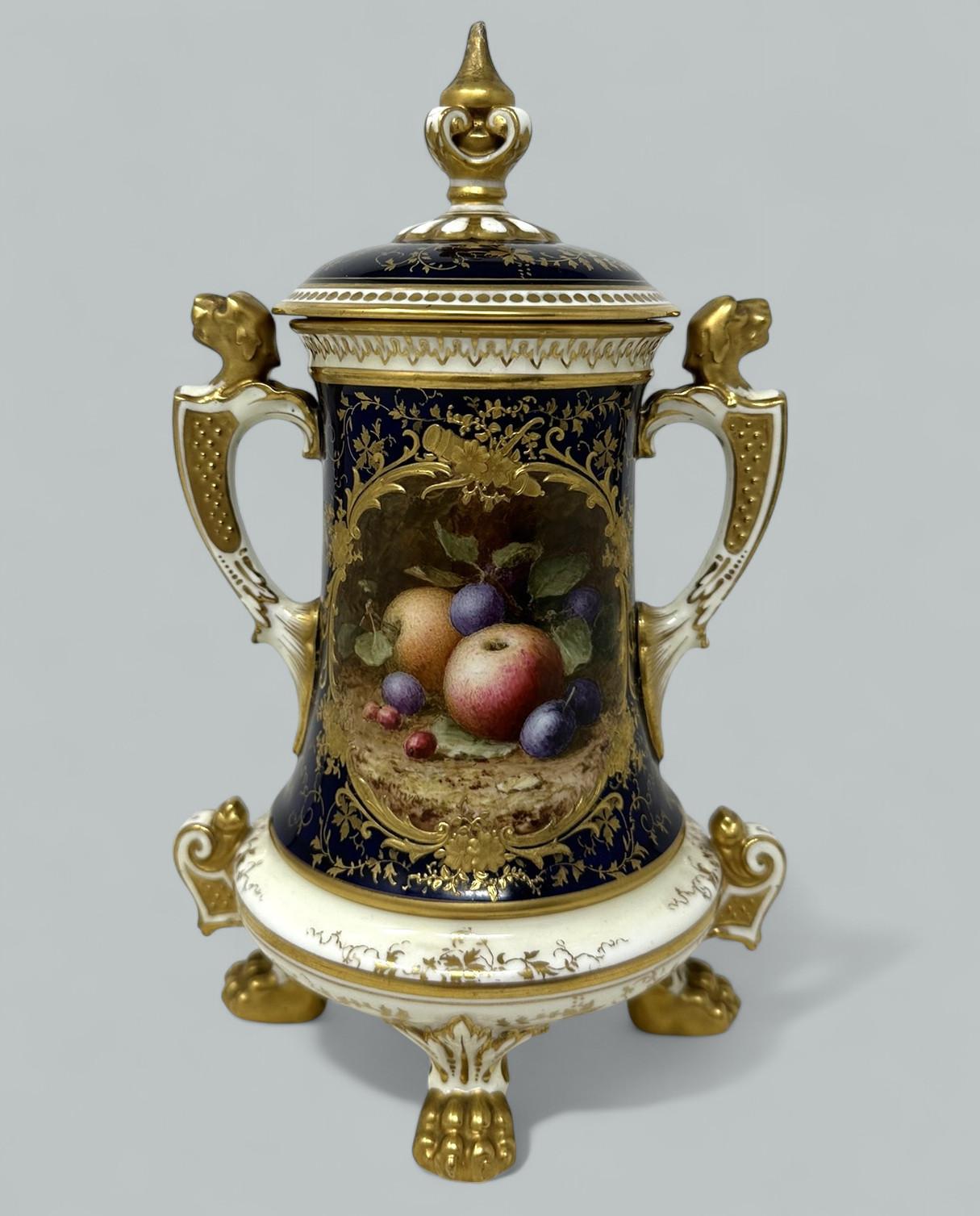 Atemberaubende handbemalte englische Porzellan Coalport Twin Handle Lidded einzelne Vase von Museum Qualität, Hand von der äußerst talentierten Künstler Frederick Chivers dekoriert. CIRCA 1910-20.   
Das zentrale ovale Reservat zeigt ein