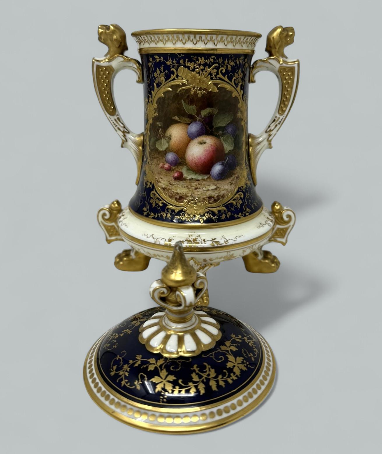 Antike Coalport-Vase, handbemalte Vase, Urne, Frederick Chivers, Stillleben, Obst, 1910 (Handbemalt) im Angebot