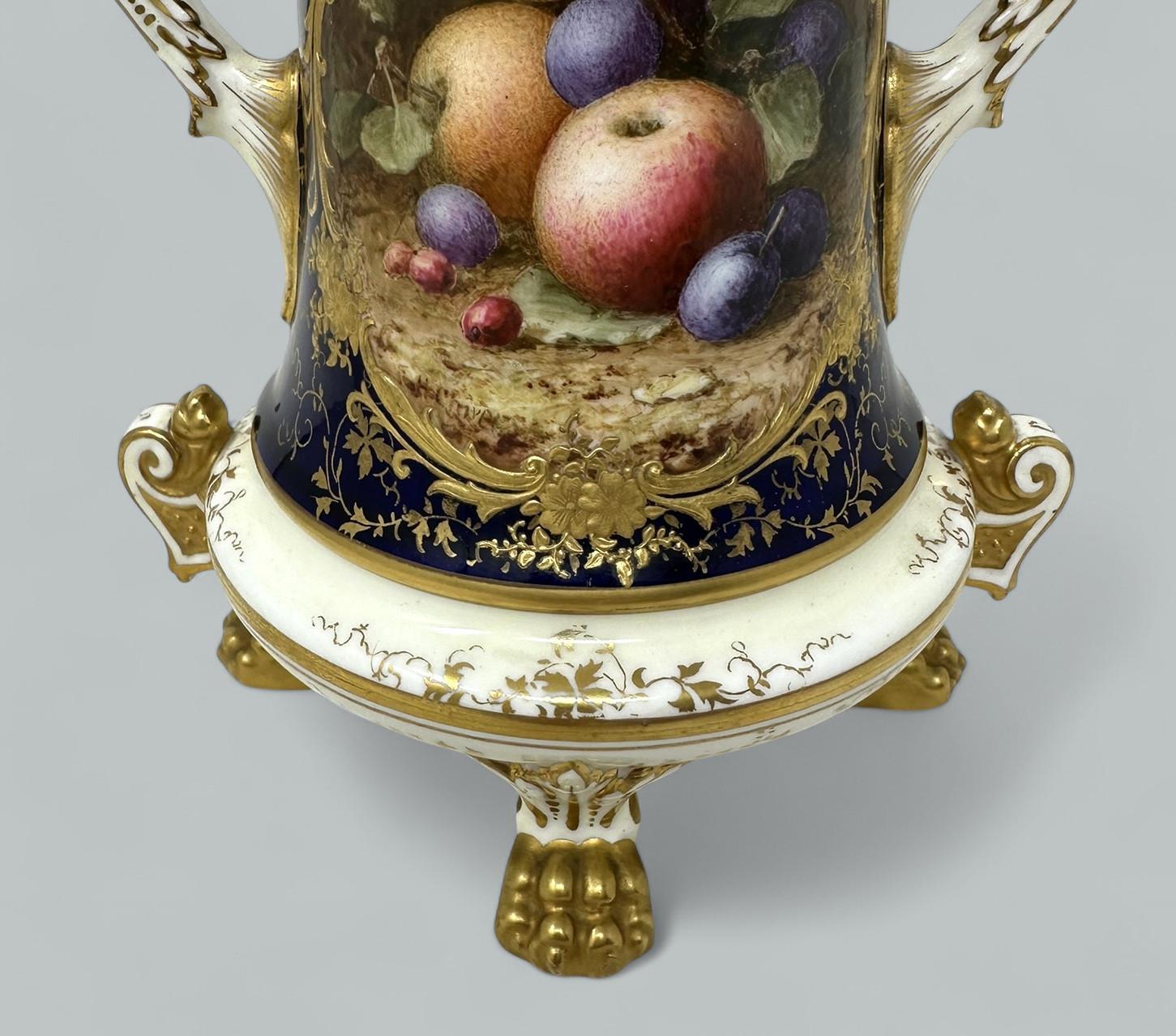 Antike Coalport-Vase, handbemalte Vase, Urne, Frederick Chivers, Stillleben, Obst, 1910 (20. Jahrhundert) im Angebot