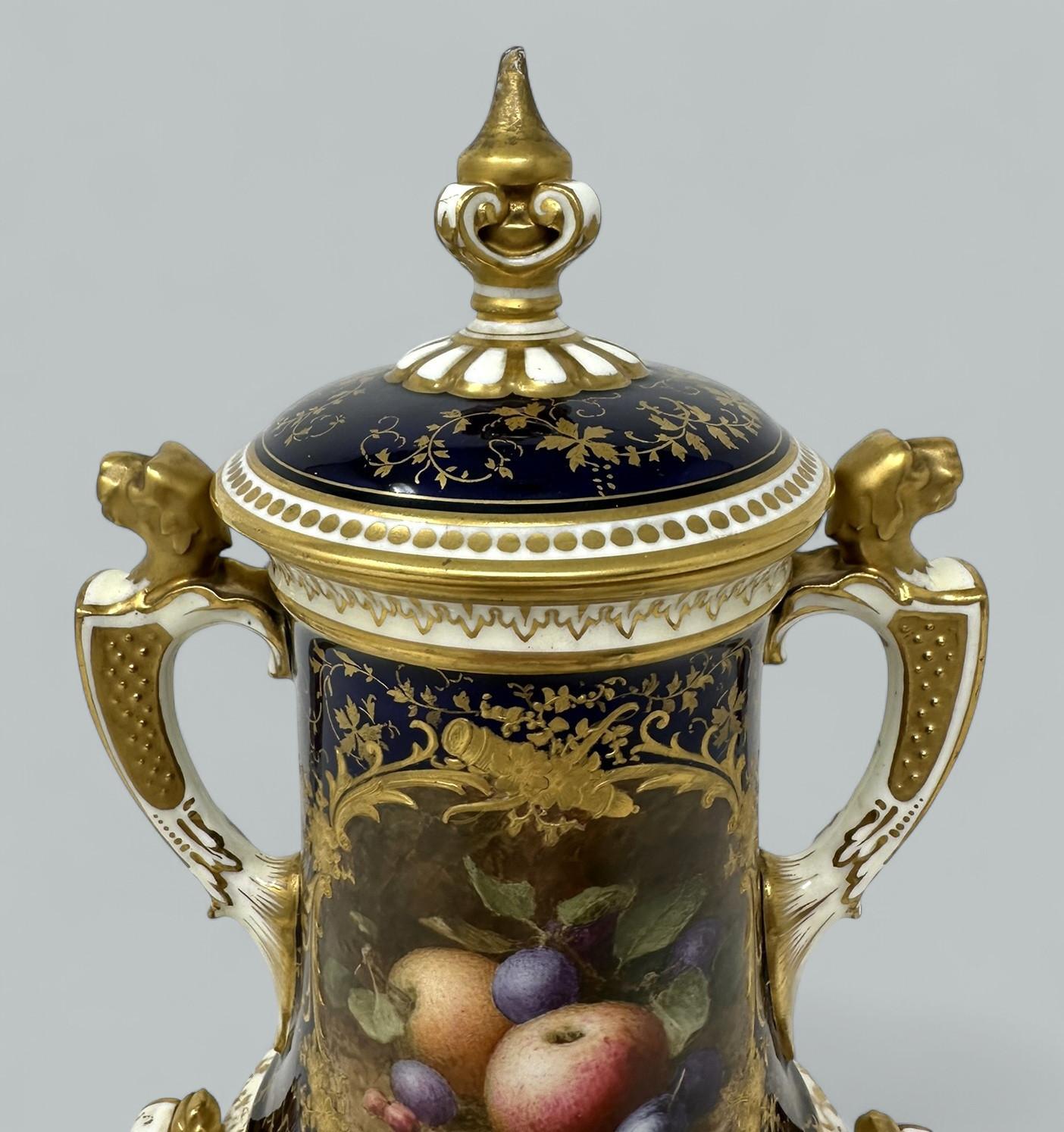 Antike Coalport-Vase, handbemalte Vase, Urne, Frederick Chivers, Stillleben, Obst, 1910 (Porzellan) im Angebot