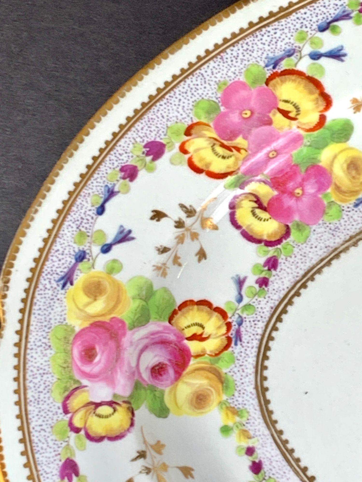 Antiguo Plato de Porcelana de Coalport Pintado a Mano con Flores Inglaterra Circa 1825 Regencia en venta