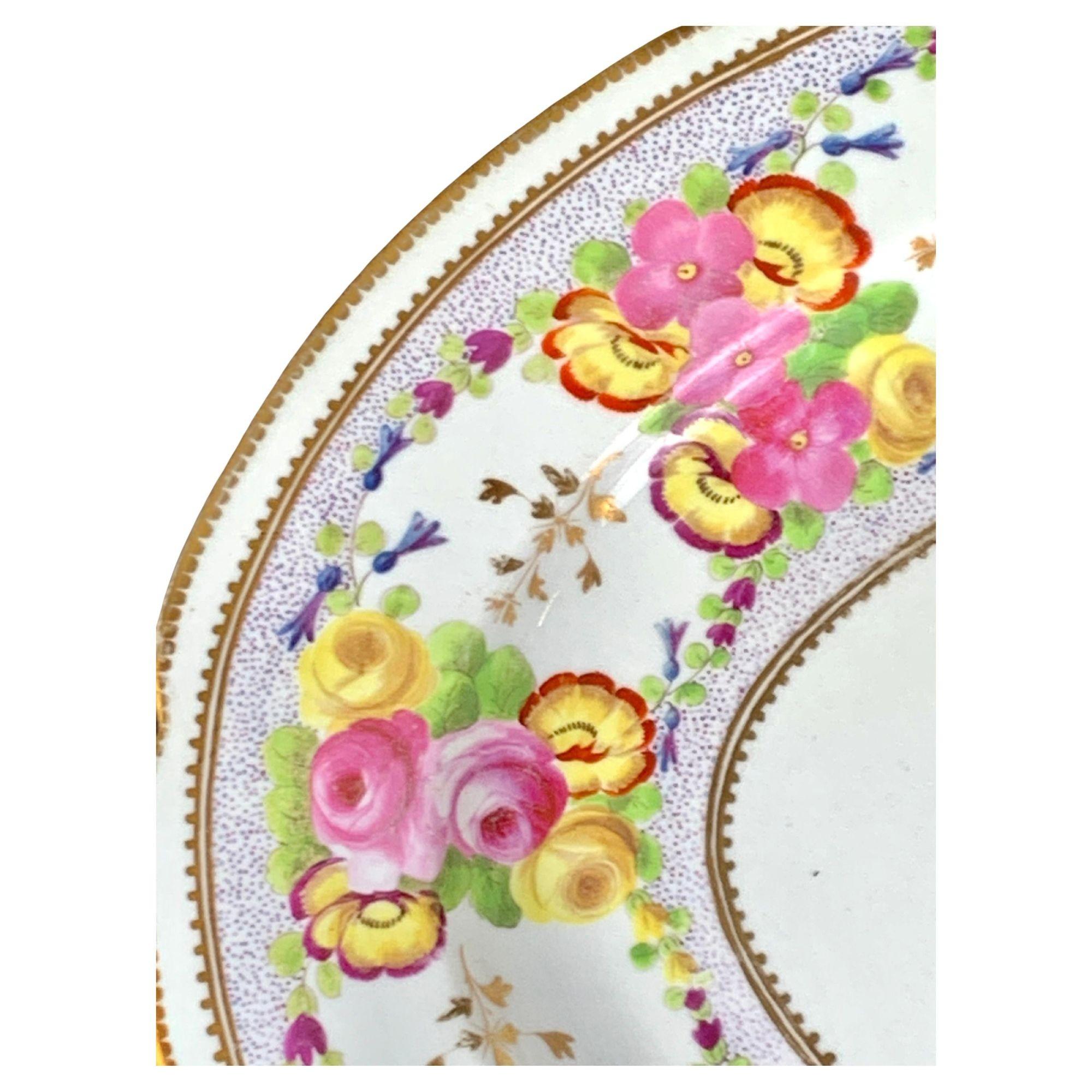 Antiguo Plato de Porcelana de Coalport Pintado a Mano con Flores Inglaterra Circa 1825 Pintado a mano en venta