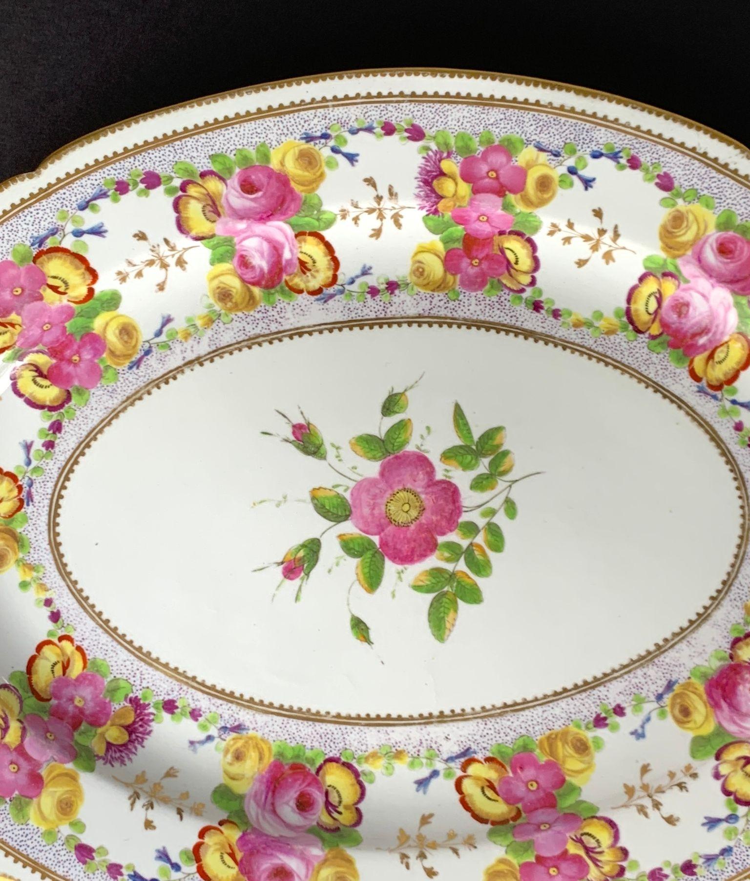 Antiguo Plato de Porcelana de Coalport Pintado a Mano con Flores Inglaterra Circa 1825 siglo XIX en venta