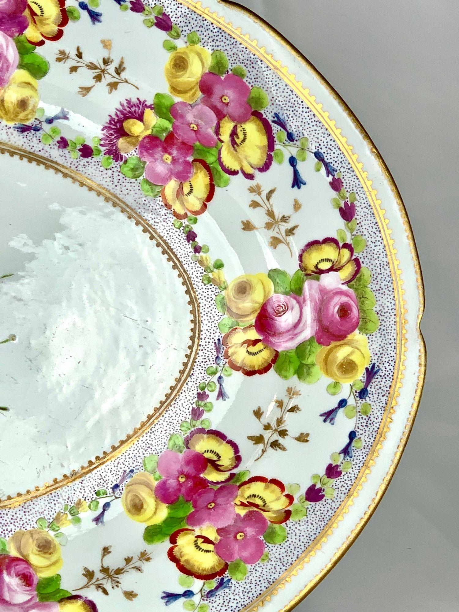 Antiguo Plato de Porcelana de Coalport Pintado a Mano con Flores Inglaterra Circa 1825 en venta 2