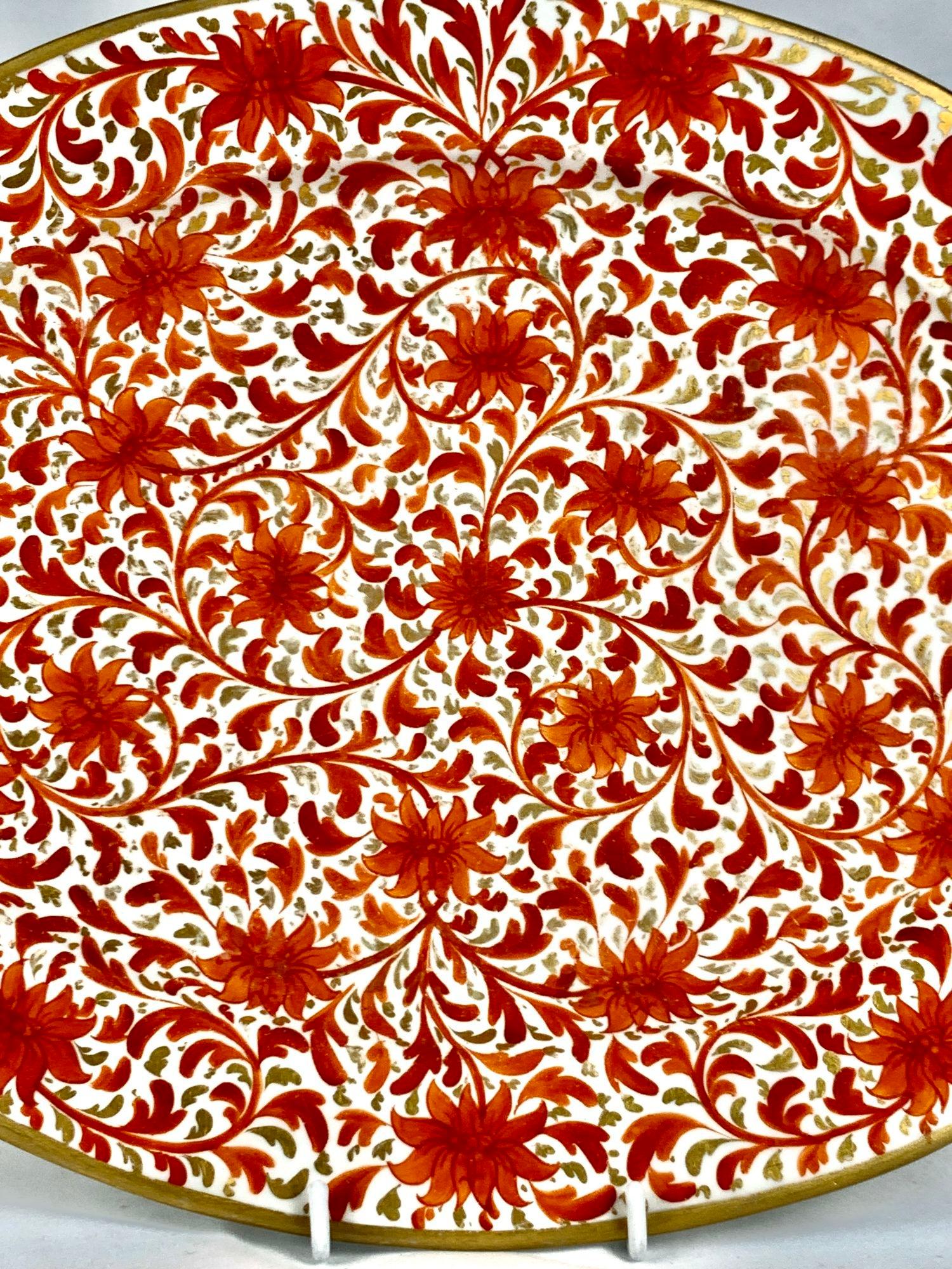 Esta exquisita fuente de porcelana de Coalport fue pintada a mano en Inglaterra hacia 1820.
Presenta el motivo Crisantemo Rojo, que muestra un diseño atrevido de estilo Imari.
El intrincado diseño presenta una profusión de enredaderas arremolinadas