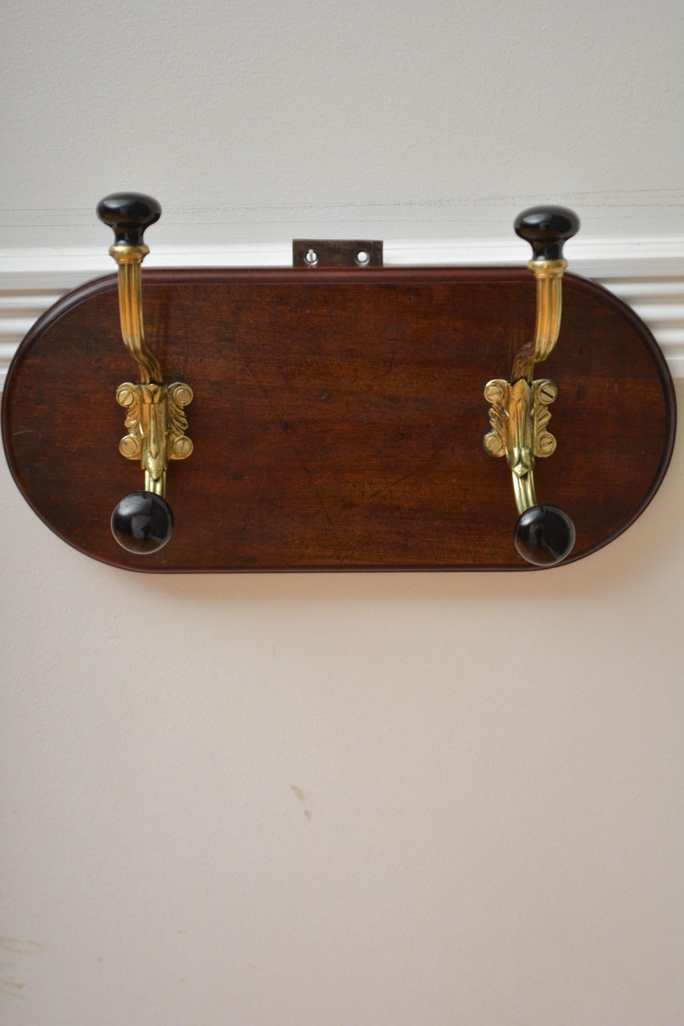 K0297 Superbe ensemble de deux crochets à chapeau et à manteau du 19e siècle en laiton poli et cannelé avec extrémités en céramique noire sur support en acajou massif avec bord mouluré. Ce porte-manteau ancien est en état de marche. Livraison au