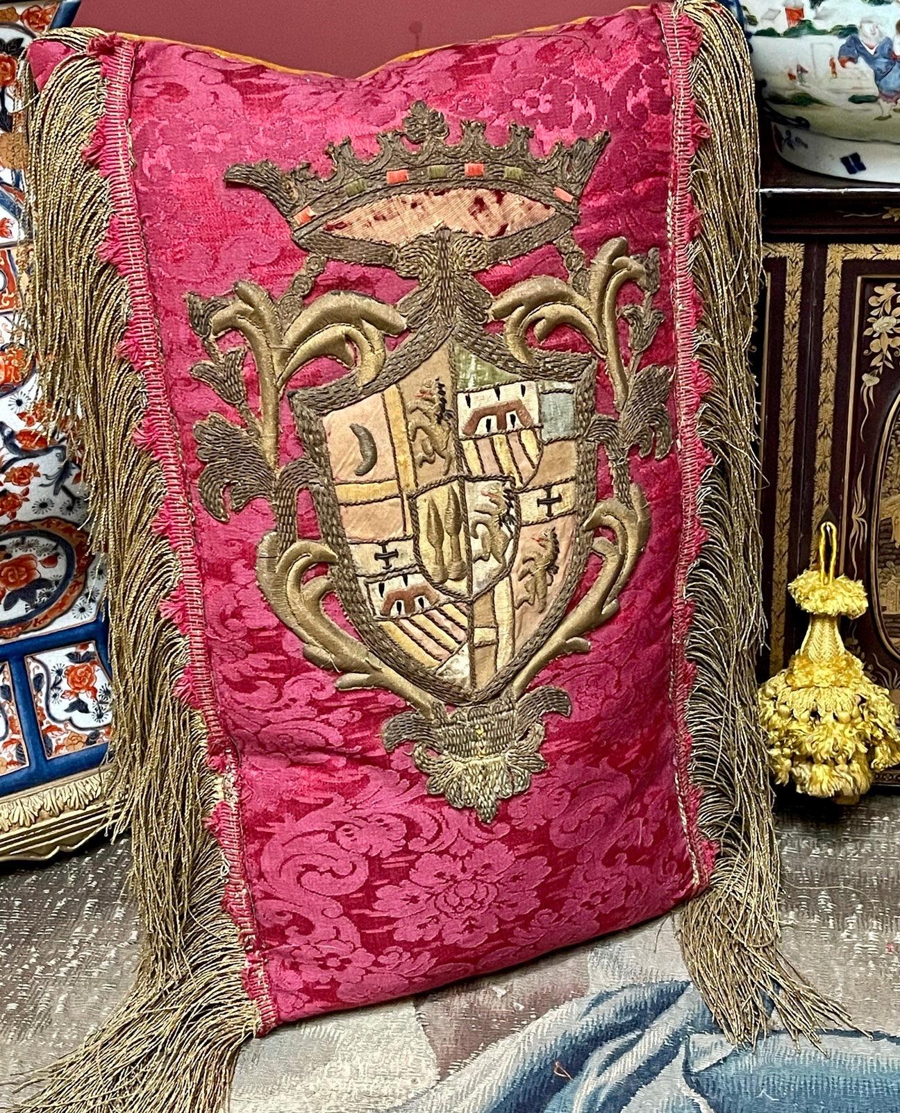 Exquisito cojín antiguo

Impresionante Escudo de Armas Barroco con Escudo de Familia Español o Italiano.

Finales del siglo XVII - principios del XVIII

Sobre una hermosa Lampas de seda francesa del siglo XVIII, que es de un rico rojo burdeos con un