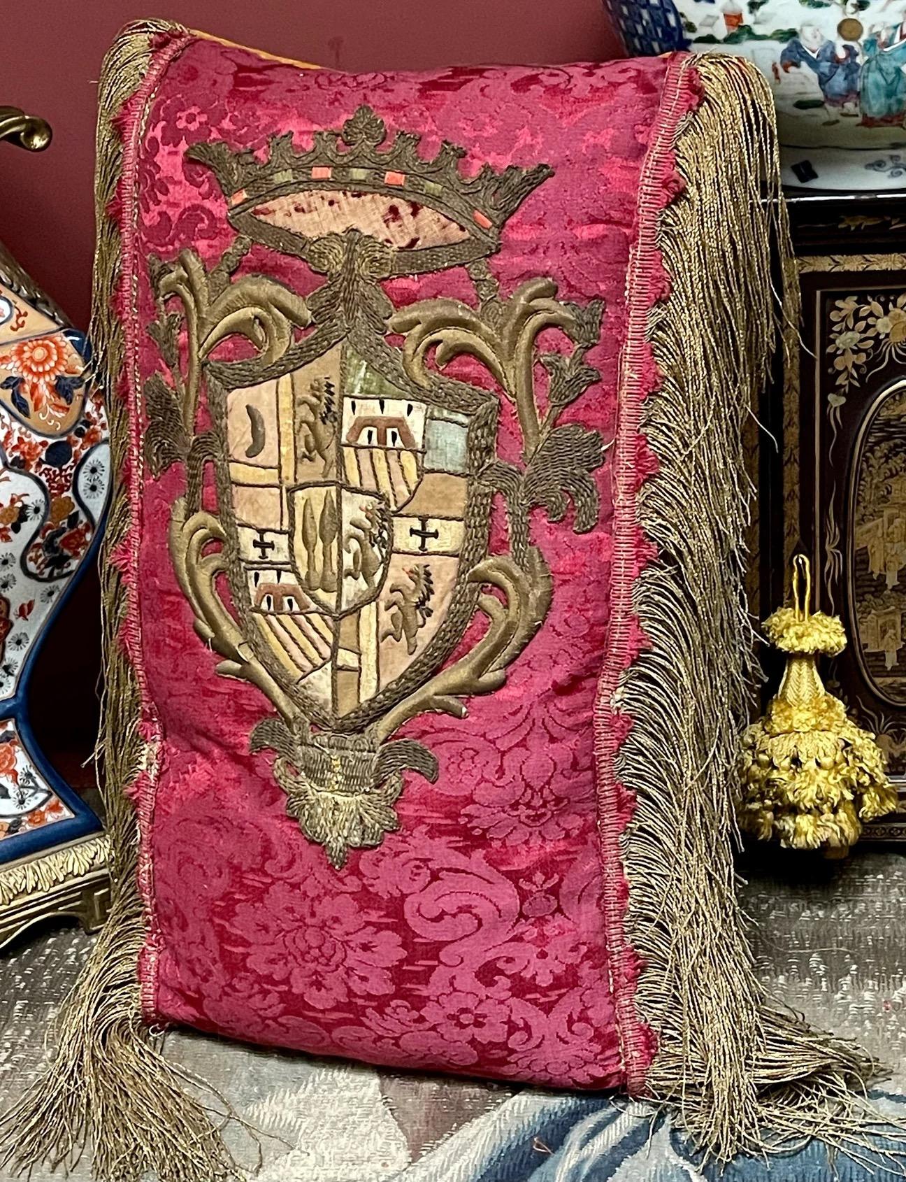 Cojín Escudo Antiguo Barroco en venta