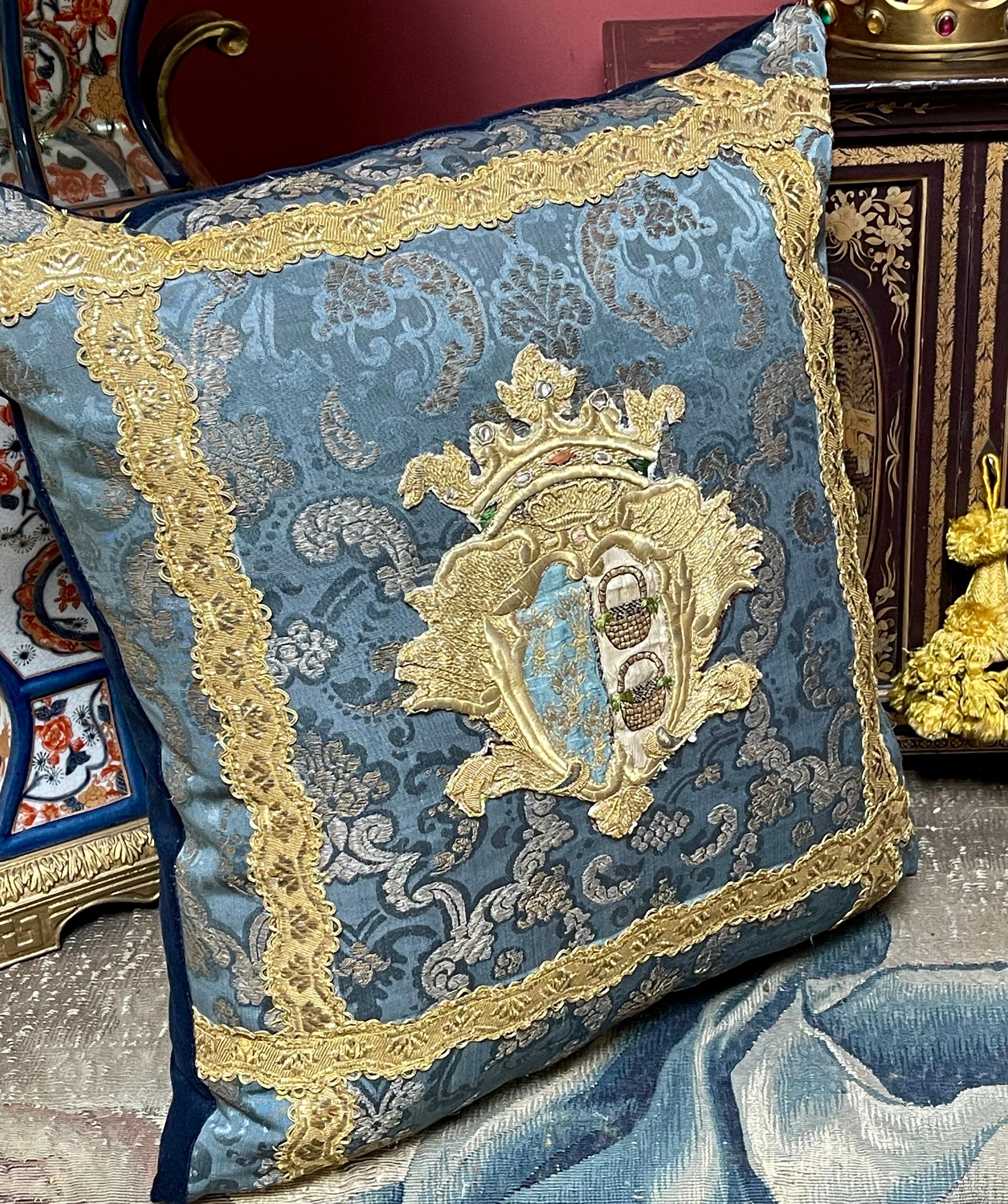 Barocco Antique Coat of Arms Pillow in vendita