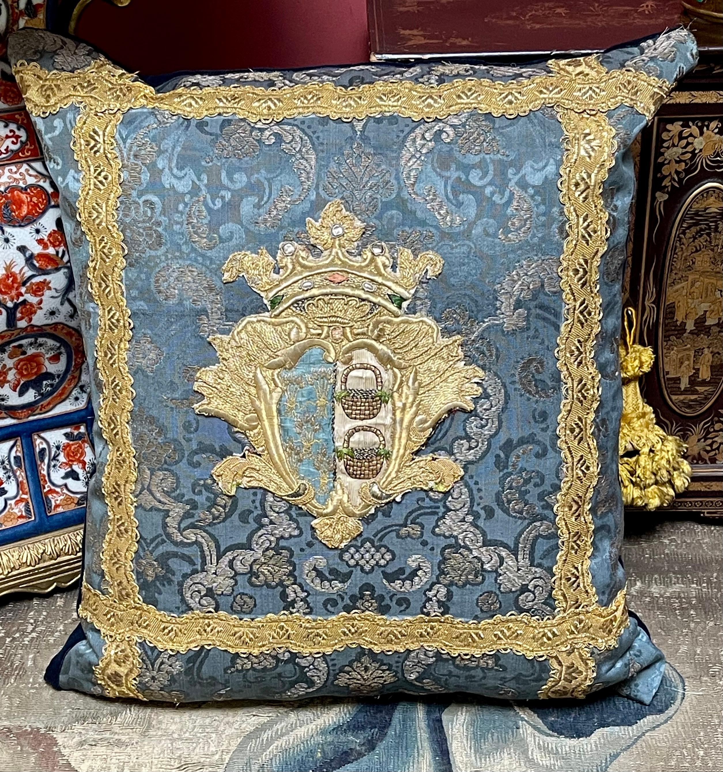 Spagnolo Antique Coat of Arms Pillow in vendita