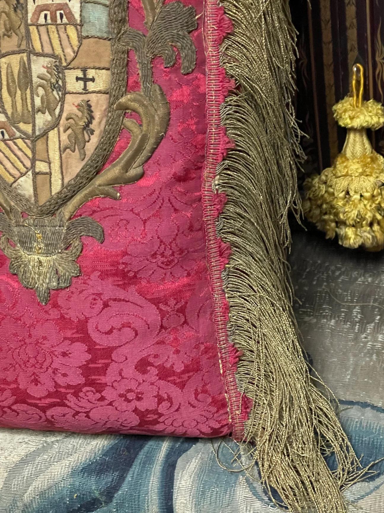 Cojín Escudo Antiguo Tejido a mano en venta