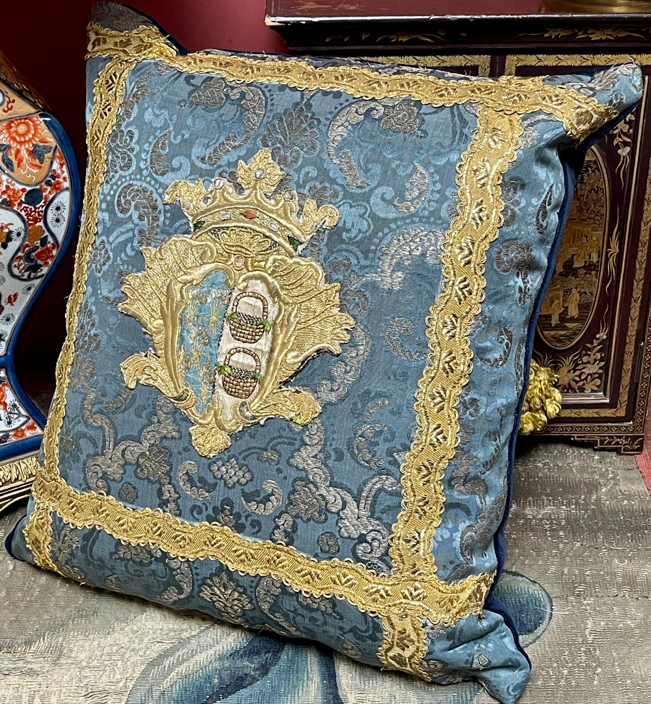 Fatto a mano Antique Coat of Arms Pillow in vendita