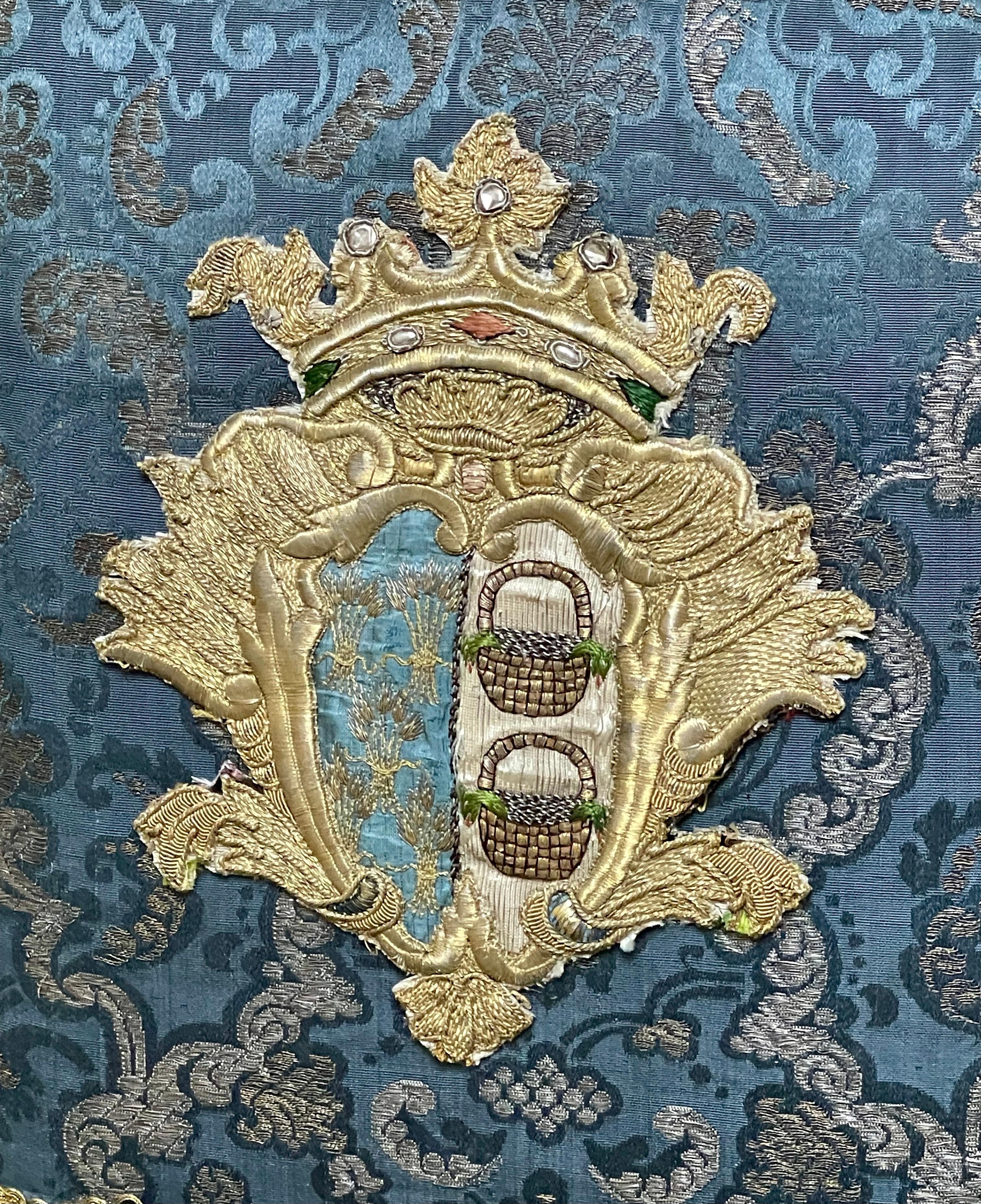 Antique Coat of Arms Pillow In condizioni buone in vendita a Canterbury, GB