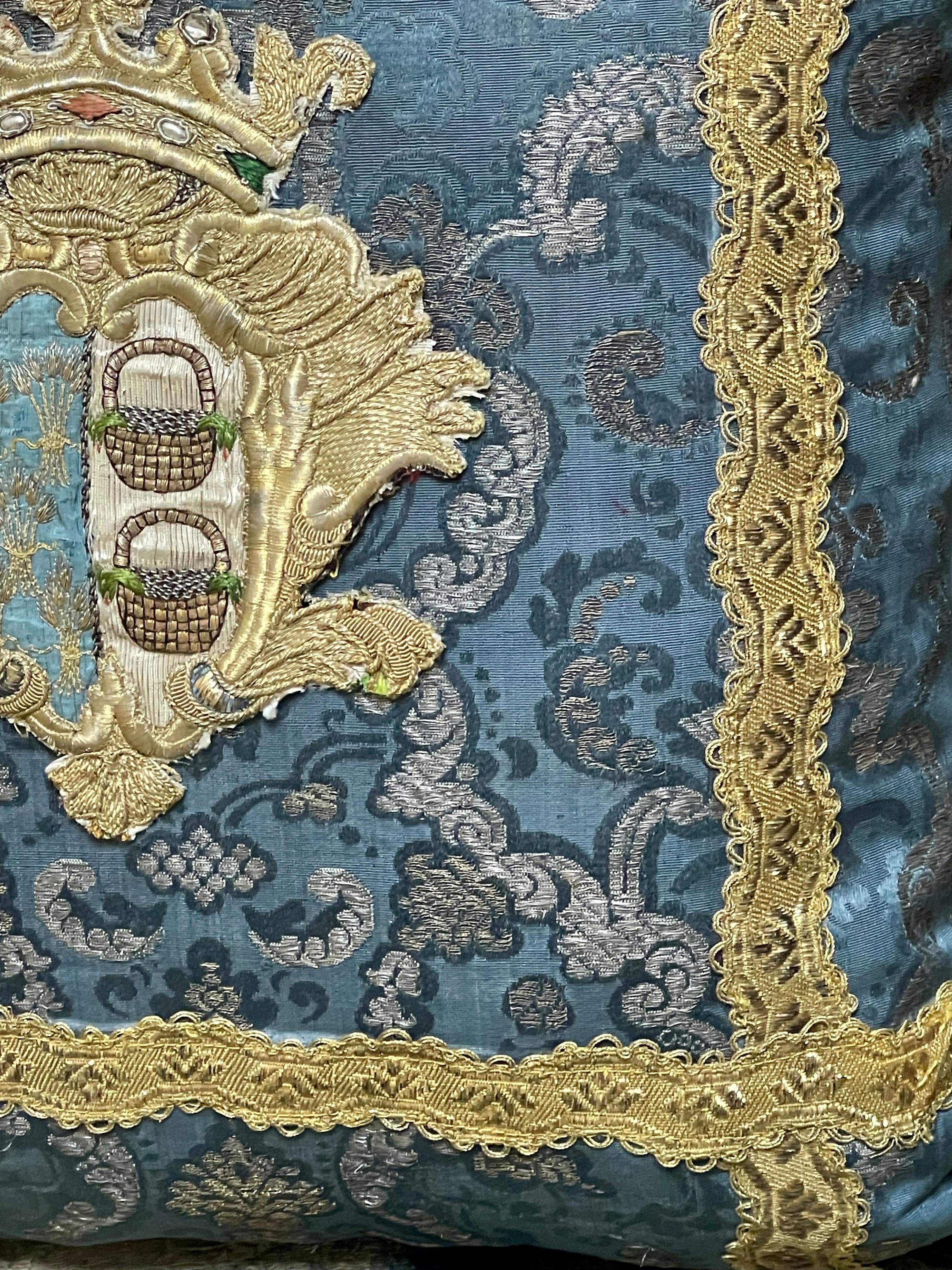 Fino al XVIII secolo Antique Coat of Arms Pillow in vendita
