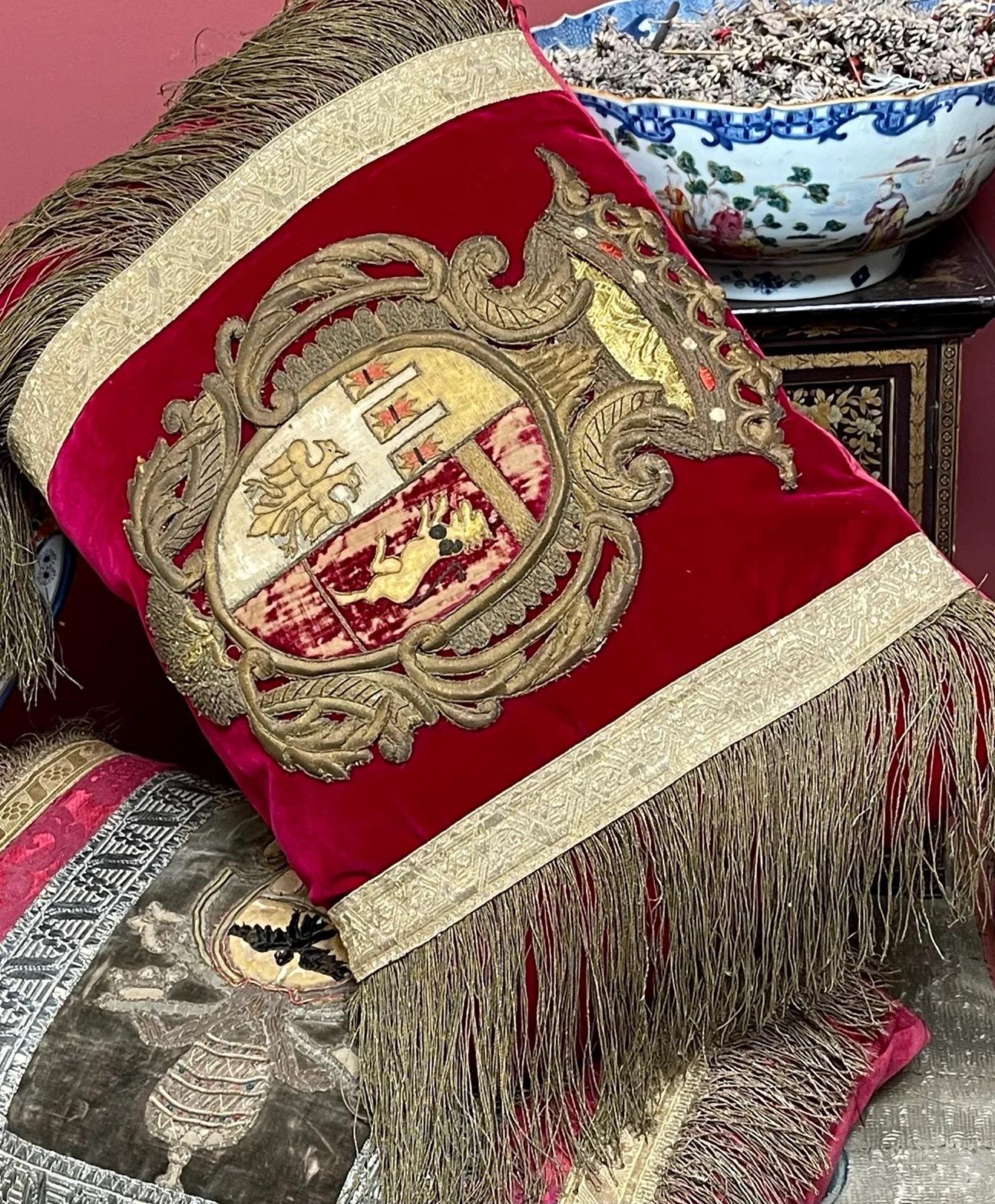 Antique Coat of Arms Velvet Pillow In Good Condition For Sale In Canterbury, GB