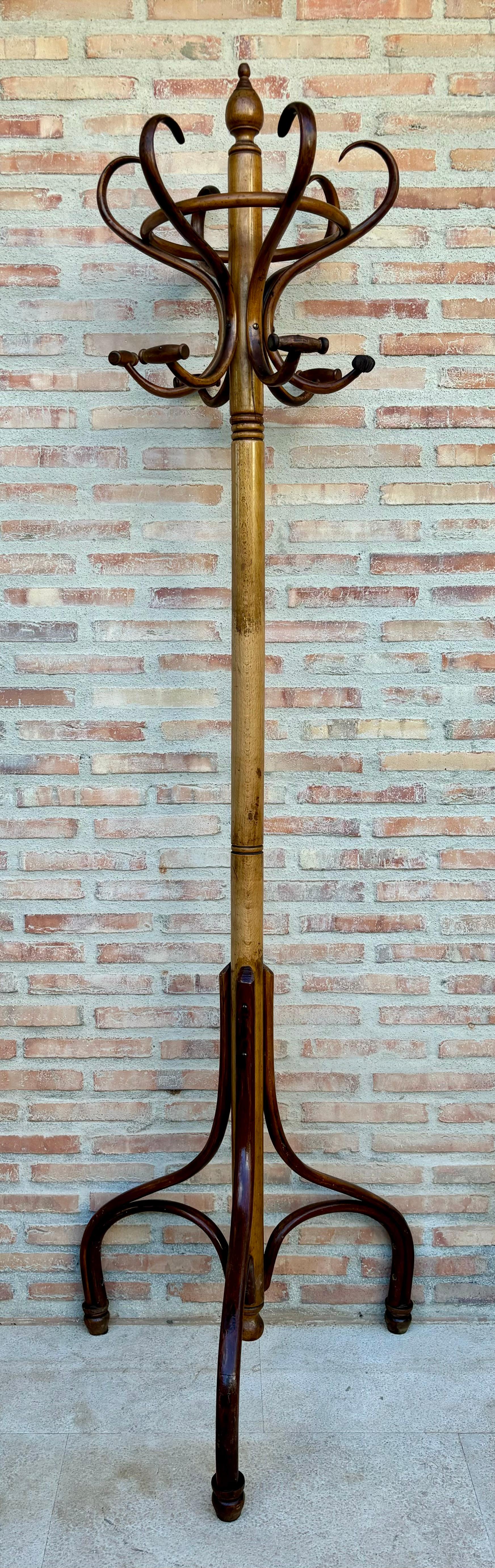 El perchero Thonet de principios del siglo XX ofrece una gran comodidad porque se puede girar. Estado original con bonita pátina de la edad, perfectamente limpiado y repulido con acabado shelack.