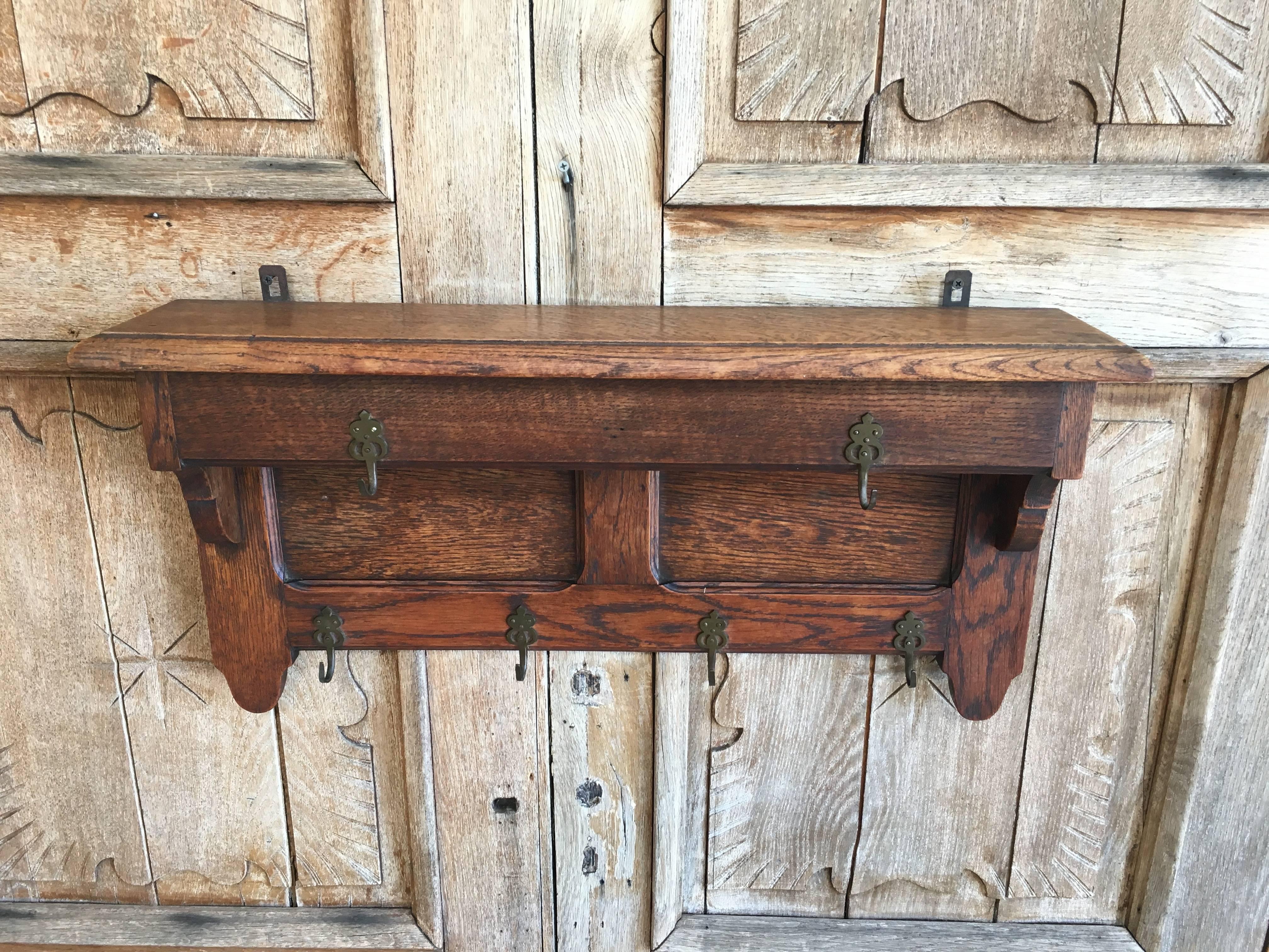 This was originally used for hanging cooking pans (Etagere Casserole) but now they are mostly used for coats, hats and backpacks.