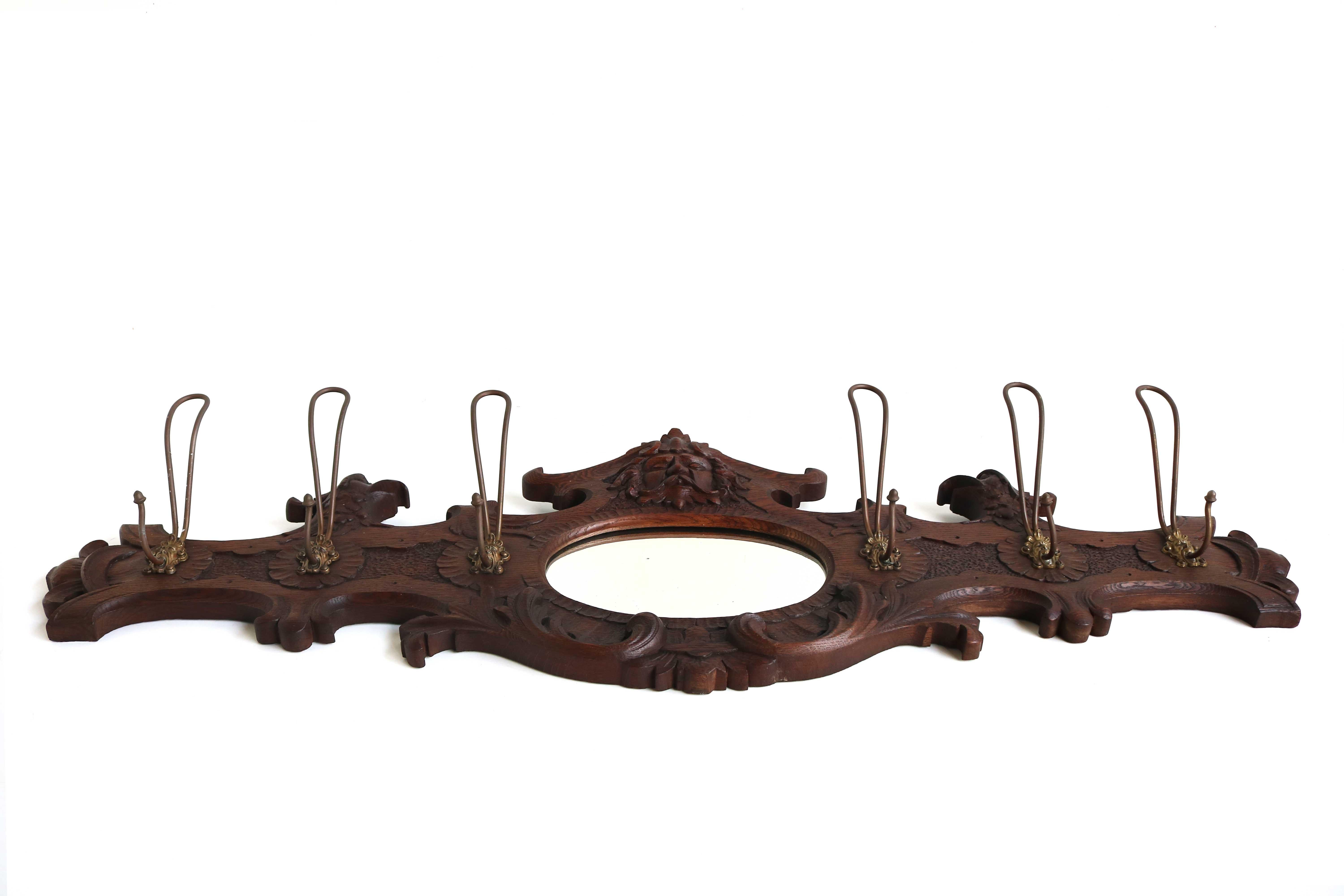 Porte-manteaux ancien en bois sculpté avec masque et aigle, miroir, crochets en laiton 19ème siècle  en vente 4