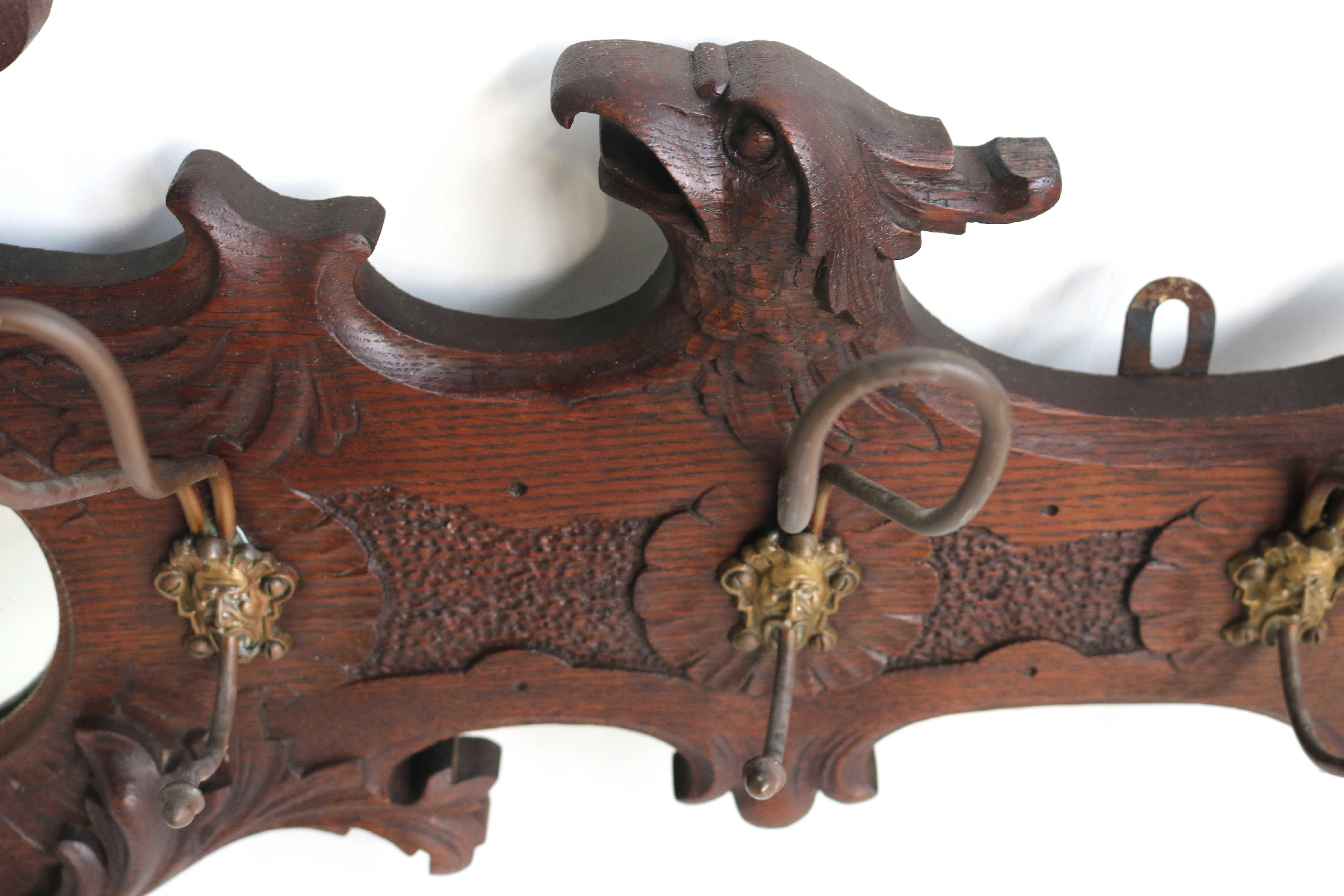 Porte-manteaux ancien en bois sculpté avec masque et aigle, miroir, crochets en laiton 19ème siècle  en vente 7