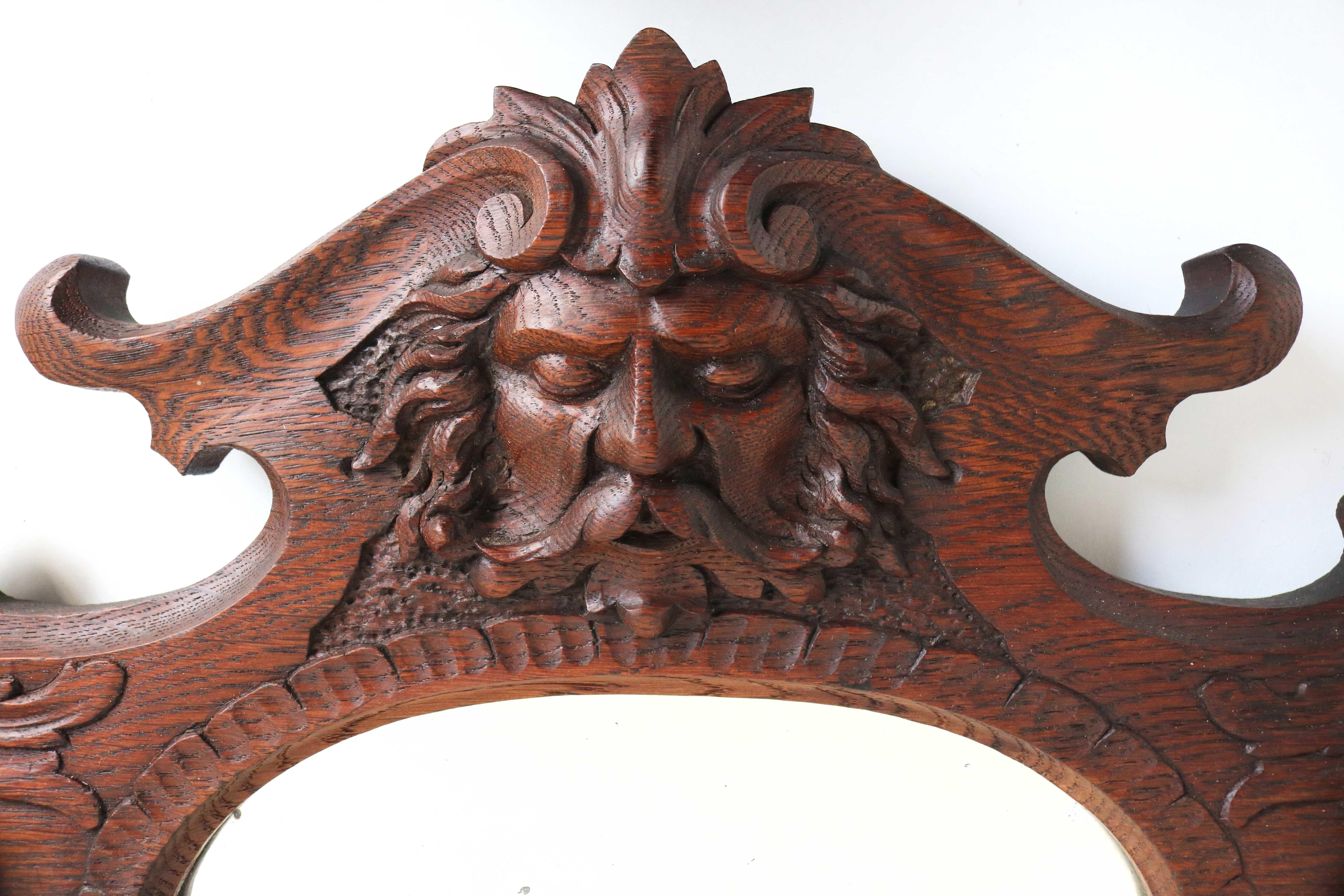 Sculpté à la main Porte-manteaux ancien en bois sculpté avec masque et aigle, miroir, crochets en laiton 19ème siècle  en vente