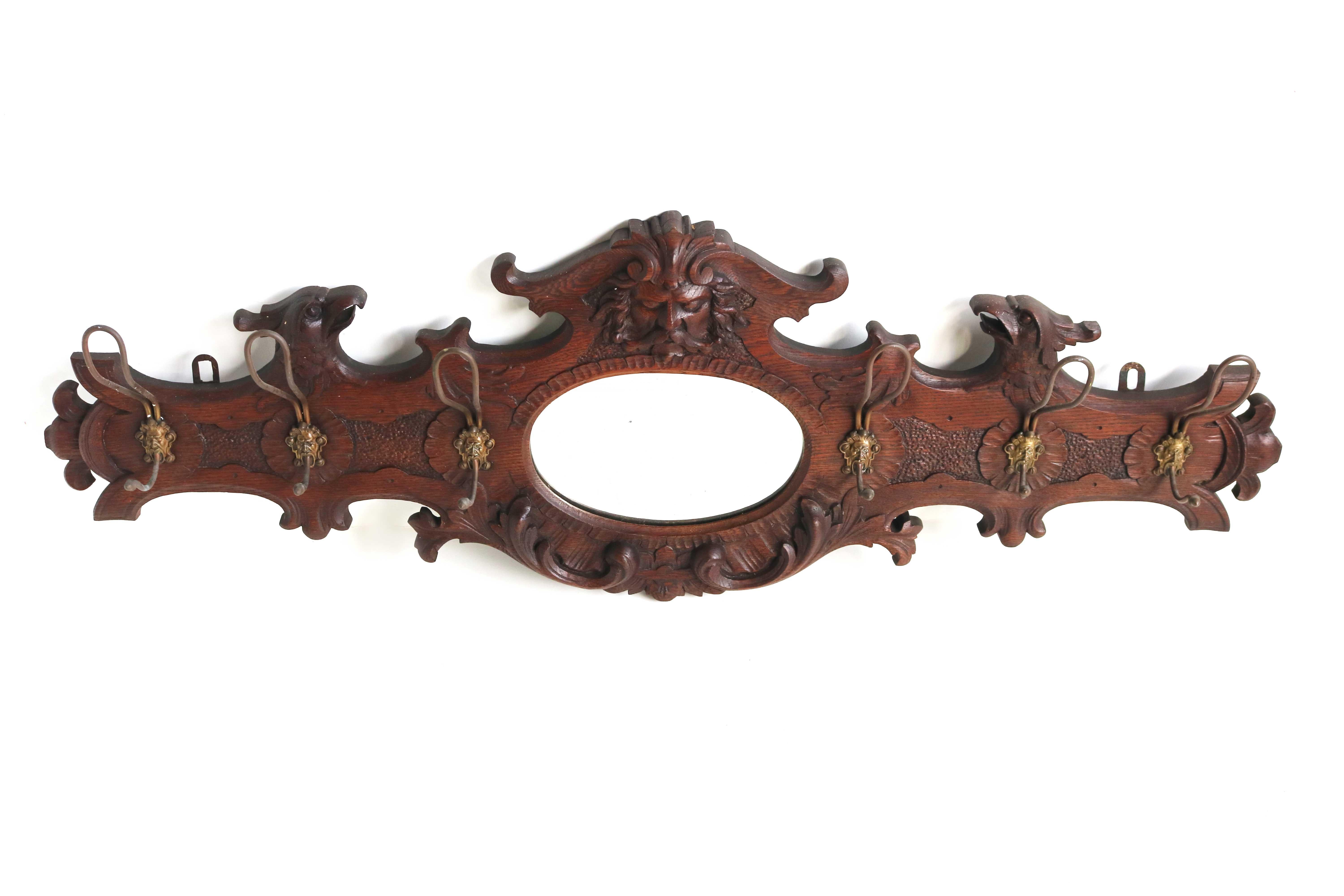 Porte-manteaux ancien en bois sculpté avec masque et aigle, miroir, crochets en laiton 19ème siècle  Bon état - En vente à Ijzendijke, NL