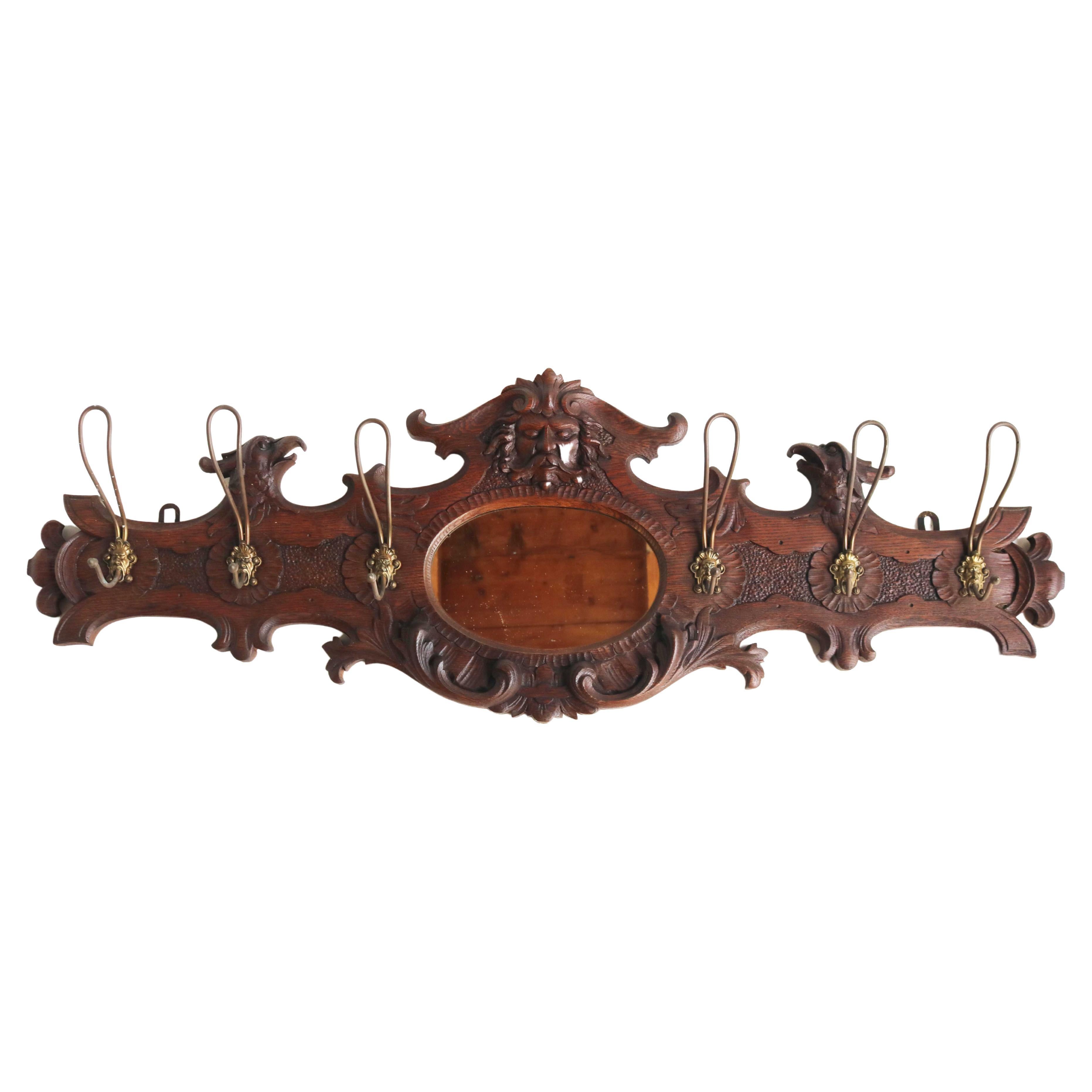 Laiton Porte-manteaux ancien en bois sculpté avec masque et aigle, miroir, crochets en laiton 19ème siècle  en vente