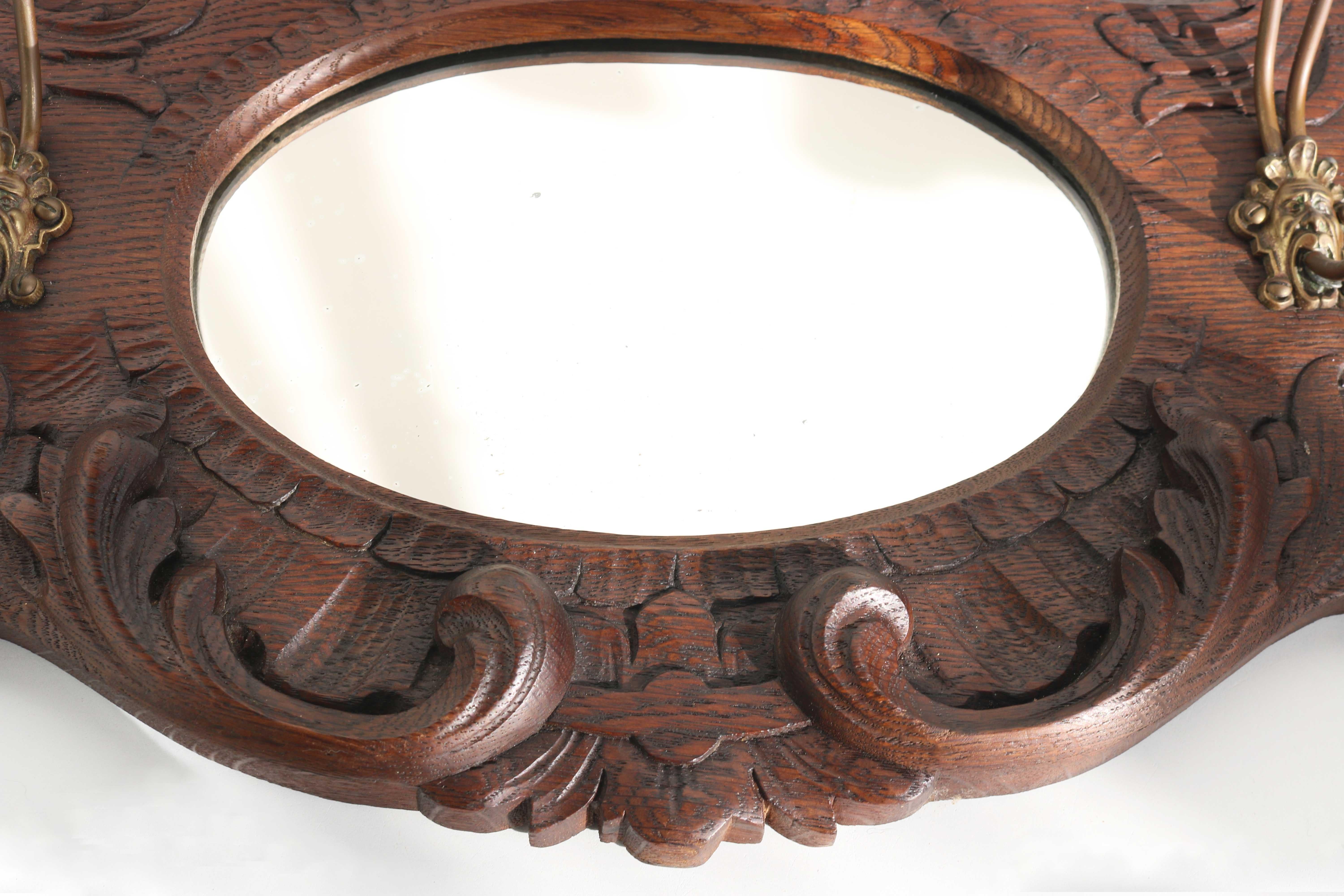 Porte-manteaux ancien en bois sculpté avec masque et aigle, miroir, crochets en laiton 19ème siècle  en vente 1