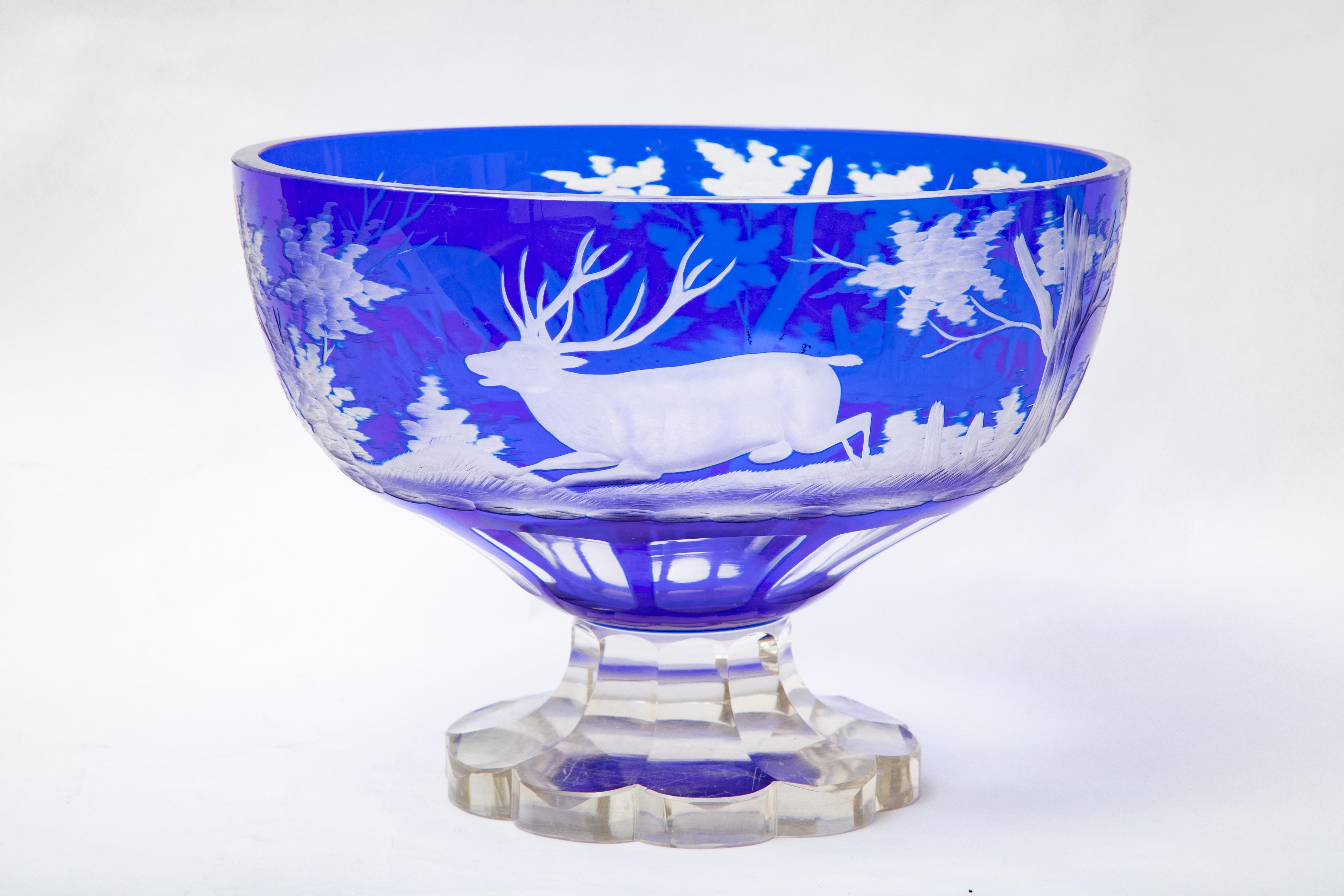 Eine lebendige, handgefertigte antike Kristallschale von einem der zahlreichen Kunsthandwerker aus Bohemia. Dieses Stück ist besonders gut gelungen, mit knackigen Radschnittmustern von Waldflora und -fauna und einem majestätischen Hirsch. Schönes
